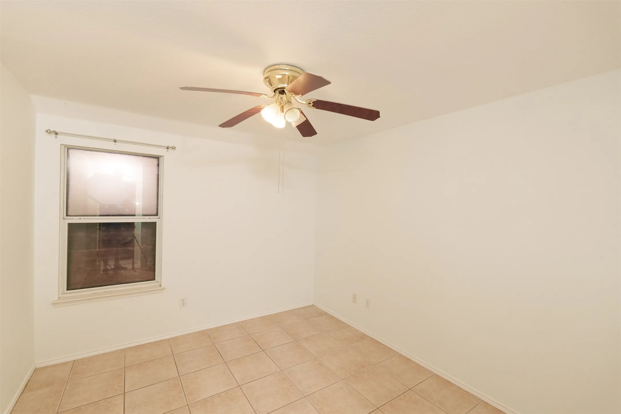 Single Family Residence For Rent in Tarrant County , 10400 Lake Park Drive, Fort Worth, Texas 76053, 4 Bedroom, 2 Bathroom, 2 Garage spaces, 1,925 Sqft, built in 2002, mls#21370403, Real Estate Agent in Fort Worth, Homes For Rent in Tarrant county, Homes For Rent in Fort Worth, Realtor in Fort Worth Texas, Real Estate Brokerage Independent Realty Texas, Luminita Cordes Realtor