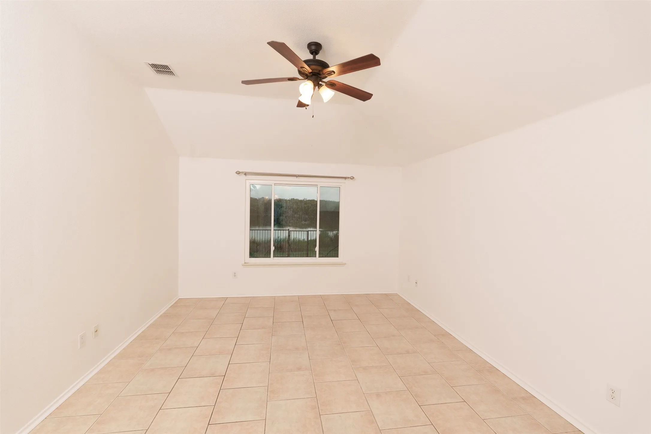 Single Family Residence For Rent in Tarrant County , 10400 Lake Park Drive, Fort Worth, Texas 76053, 4 Bedroom, 2 Bathroom, 2 Garage spaces, 1,925 Sqft, built in 2002, mls#21370403, Real Estate Agent in Fort Worth, Homes For Rent in Tarrant county, Homes For Rent in Fort Worth, Realtor in Fort Worth Texas, Real Estate Brokerage Independent Realty Texas, Luminita Cordes Realtor