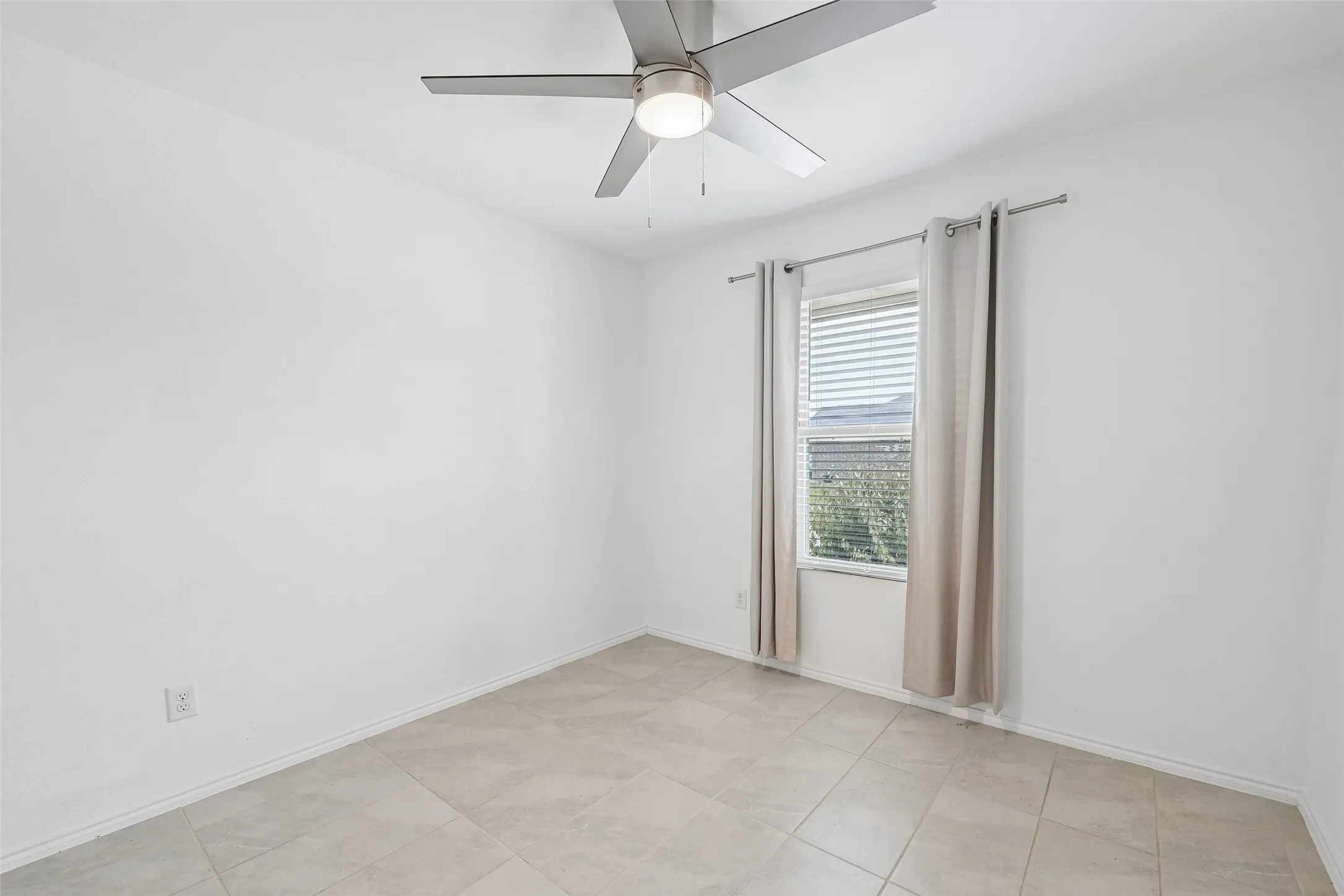 Single Family Residence For Sale in Tarrant County , 1477 Yachtclub Drive, Pelican Bay, Texas 76020, 3 Bedroom, 2 Bathroom, 2 Garage spaces, 1,302 Sqft, built in 2022, mls#21367633, Real Estate Agent in Pelican Bay, Homes For Sale in Tarrant county, Homes For Sale in Pelican Bay, Realtor in Pelican Bay Texas, Real Estate Brokerage Independent Realty Texas, Luminita Cordes Realtor