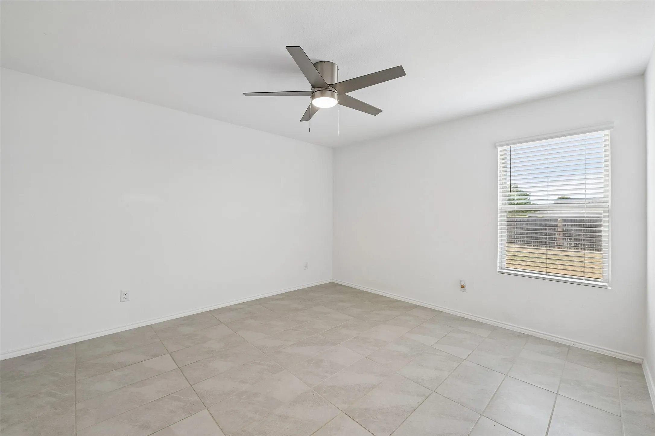 Single Family Residence For Sale in Tarrant County , 1477 Yachtclub Drive, Pelican Bay, Texas 76020, 3 Bedroom, 2 Bathroom, 2 Garage spaces, 1,302 Sqft, built in 2022, mls#21367633, Real Estate Agent in Pelican Bay, Homes For Sale in Tarrant county, Homes For Sale in Pelican Bay, Realtor in Pelican Bay Texas, Real Estate Brokerage Independent Realty Texas, Luminita Cordes Realtor