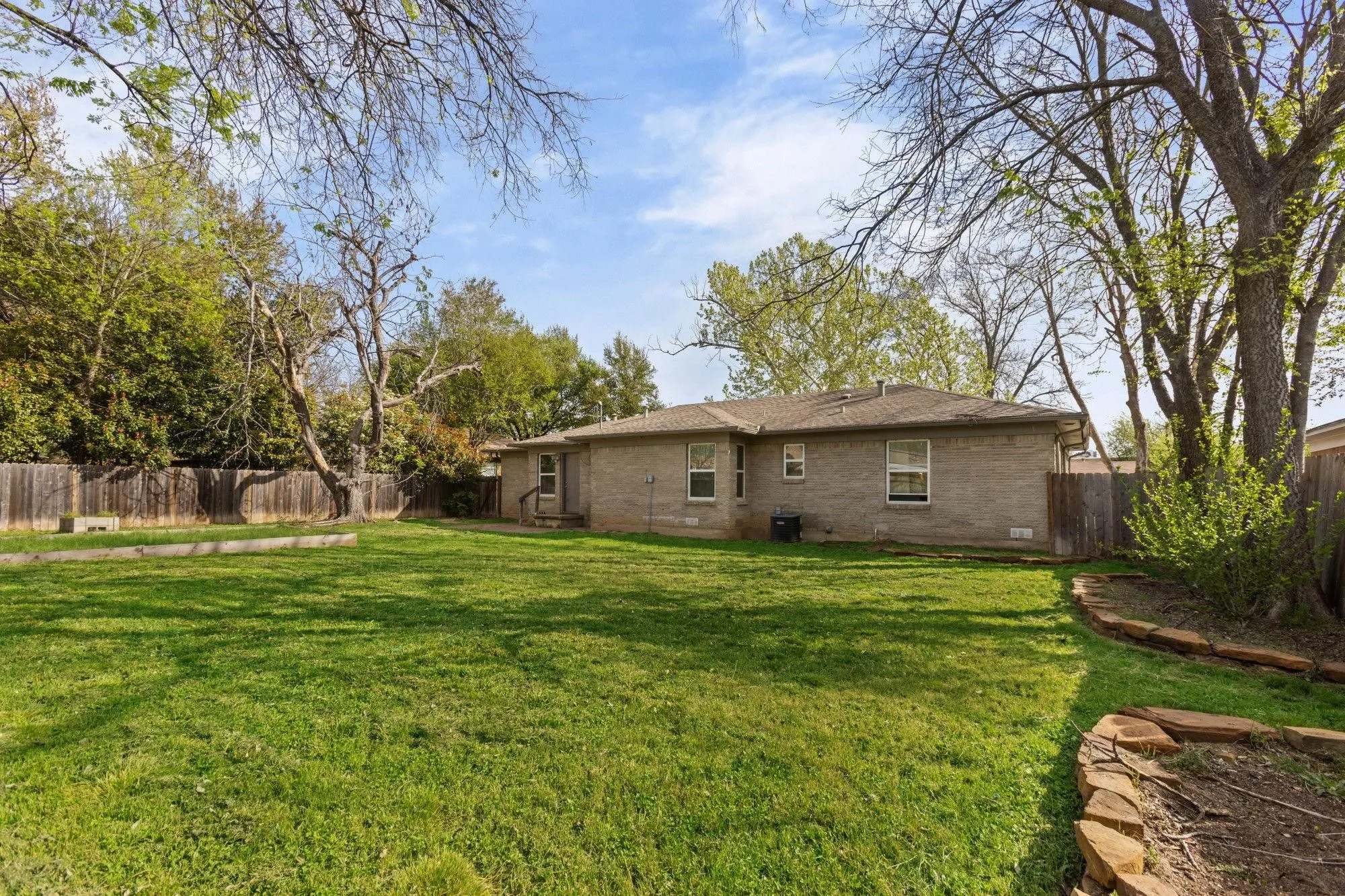 Single Family Residence For Rent in Mc Lennan County , 942 Longfellow Street, Waco, Texas 76710, 3 Bedroom, 2 Bathroom, 1 Garage spaces, 1,458 Sqft, built in 1955, mls#21370424, Real Estate Agent in Waco, Homes For Rent in Mc Lennan county, Homes For Rent in Waco, Realtor in Waco Texas, Real Estate Brokerage Independent Realty Texas, Luminita Cordes Realtor