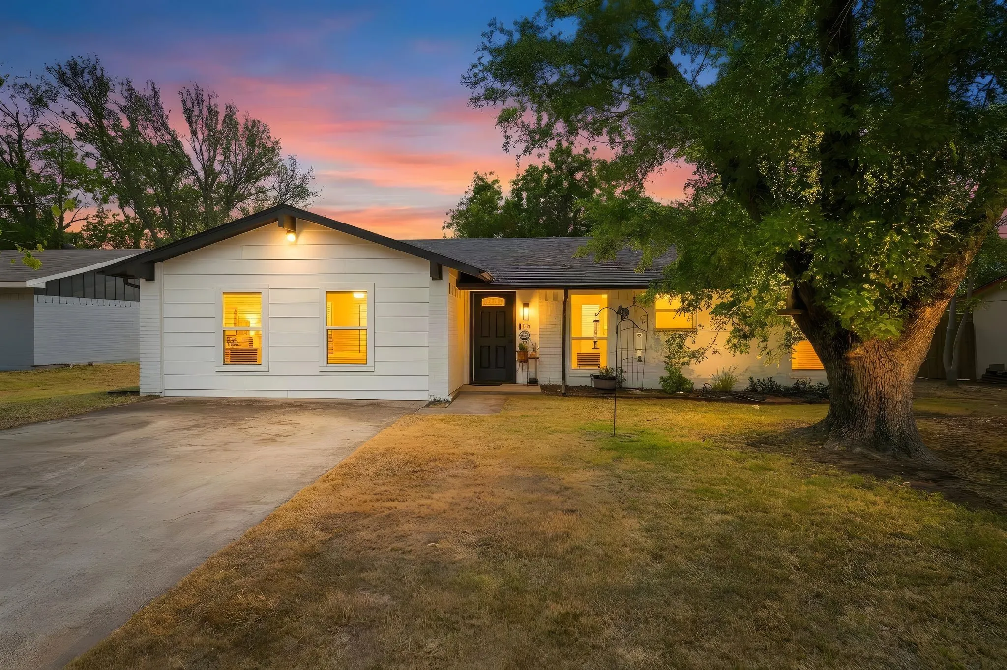 Single Family Residence For Sale in Denton County , 310 Bellaire Drive, Denton, Texas 76209, 3 Bedroom, 2 Bathroom, Garage spaces, 1,484 Sqft, built in 1969, mls#21370002, Real Estate Agent in Denton, Homes For Sale in Denton county, Homes For Sale in Denton, Realtor in Denton Texas, Real Estate Brokerage Independent Realty Texas, Luminita Cordes Realtor