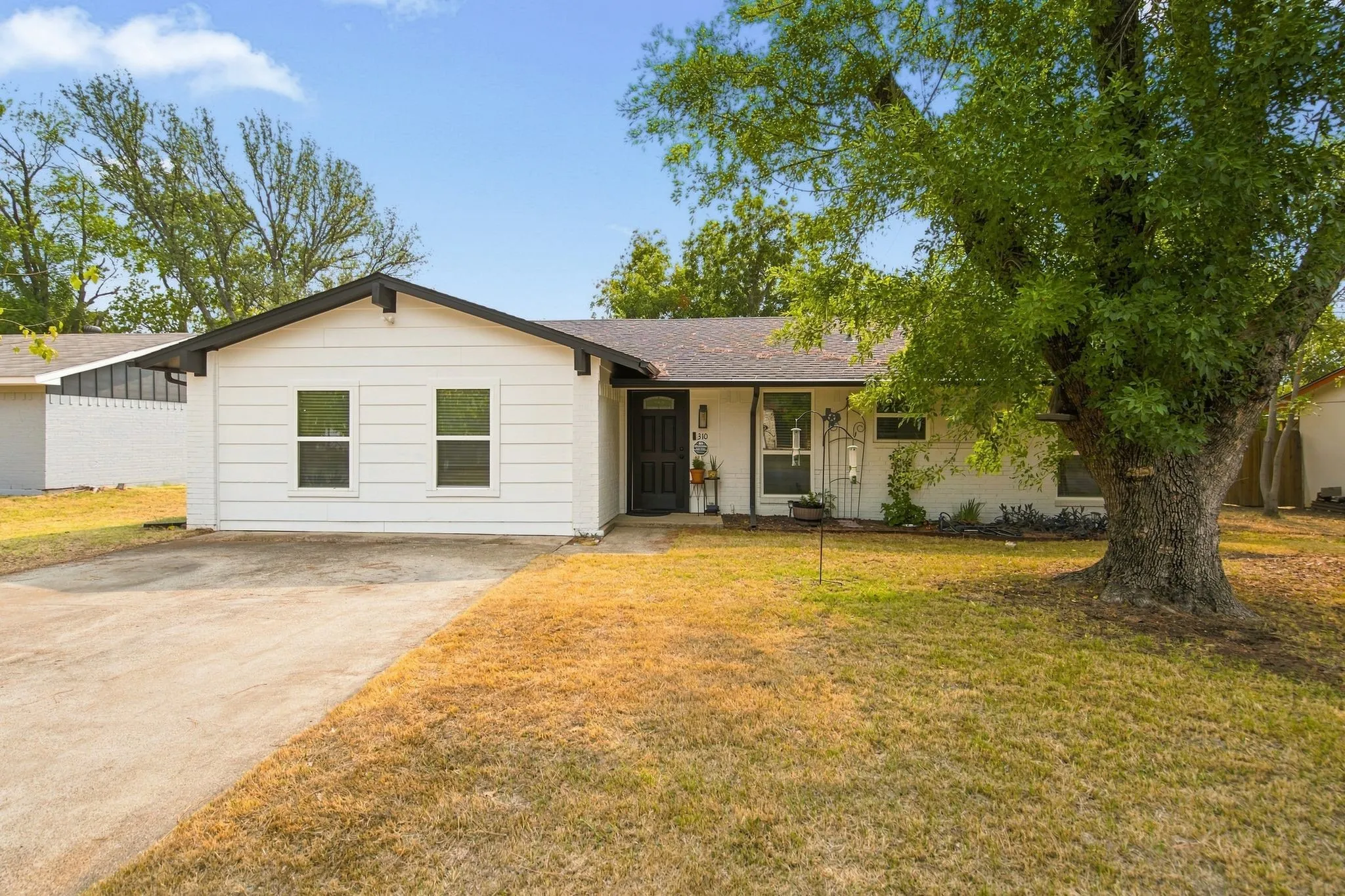 Single Family Residence For Sale in Denton County , 310 Bellaire Drive, Denton, Texas 76209, 3 Bedroom, 2 Bathroom, Garage spaces, 1,484 Sqft, built in 1969, mls#21370002, Real Estate Agent in Denton, Homes For Sale in Denton county, Homes For Sale in Denton, Realtor in Denton Texas, Real Estate Brokerage Independent Realty Texas, Luminita Cordes Realtor