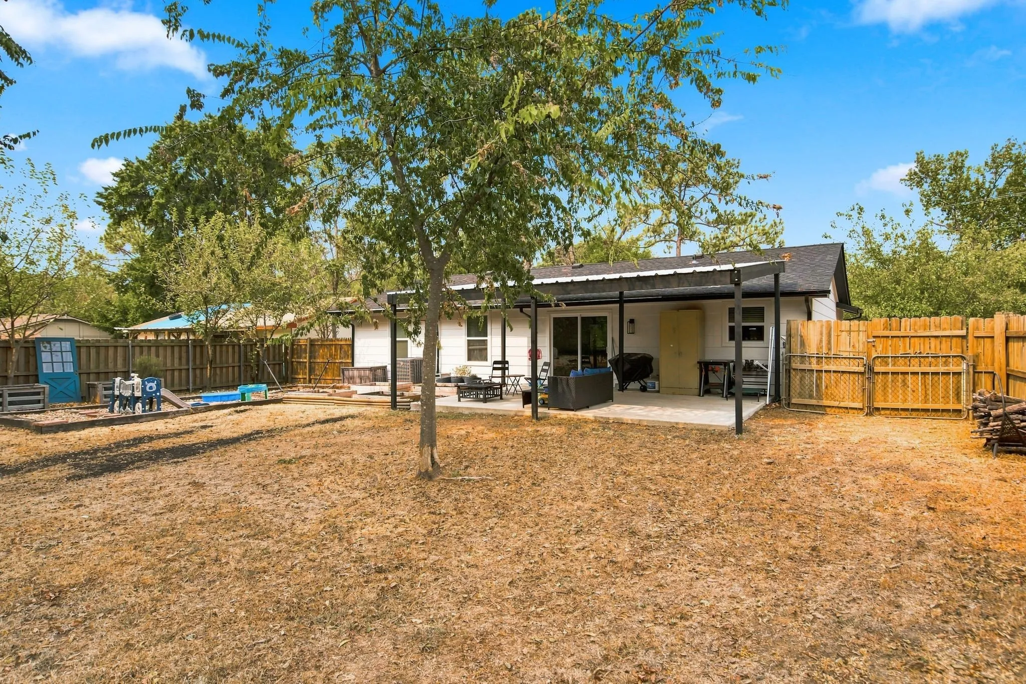 Single Family Residence For Sale in Denton County , 310 Bellaire Drive, Denton, Texas 76209, 3 Bedroom, 2 Bathroom, Garage spaces, 1,484 Sqft, built in 1969, mls#21370002, Real Estate Agent in Denton, Homes For Sale in Denton county, Homes For Sale in Denton, Realtor in Denton Texas, Real Estate Brokerage Independent Realty Texas, Luminita Cordes Realtor