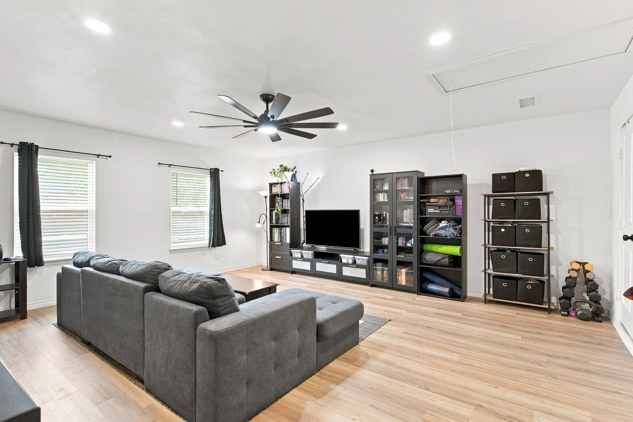 Single Family Residence For Sale in Denton County , 310 Bellaire Drive, Denton, Texas 76209, 3 Bedroom, 2 Bathroom, Garage spaces, 1,484 Sqft, built in 1969, mls#21370002, Real Estate Agent in Denton, Homes For Sale in Denton county, Homes For Sale in Denton, Realtor in Denton Texas, Real Estate Brokerage Independent Realty Texas, Luminita Cordes Realtor