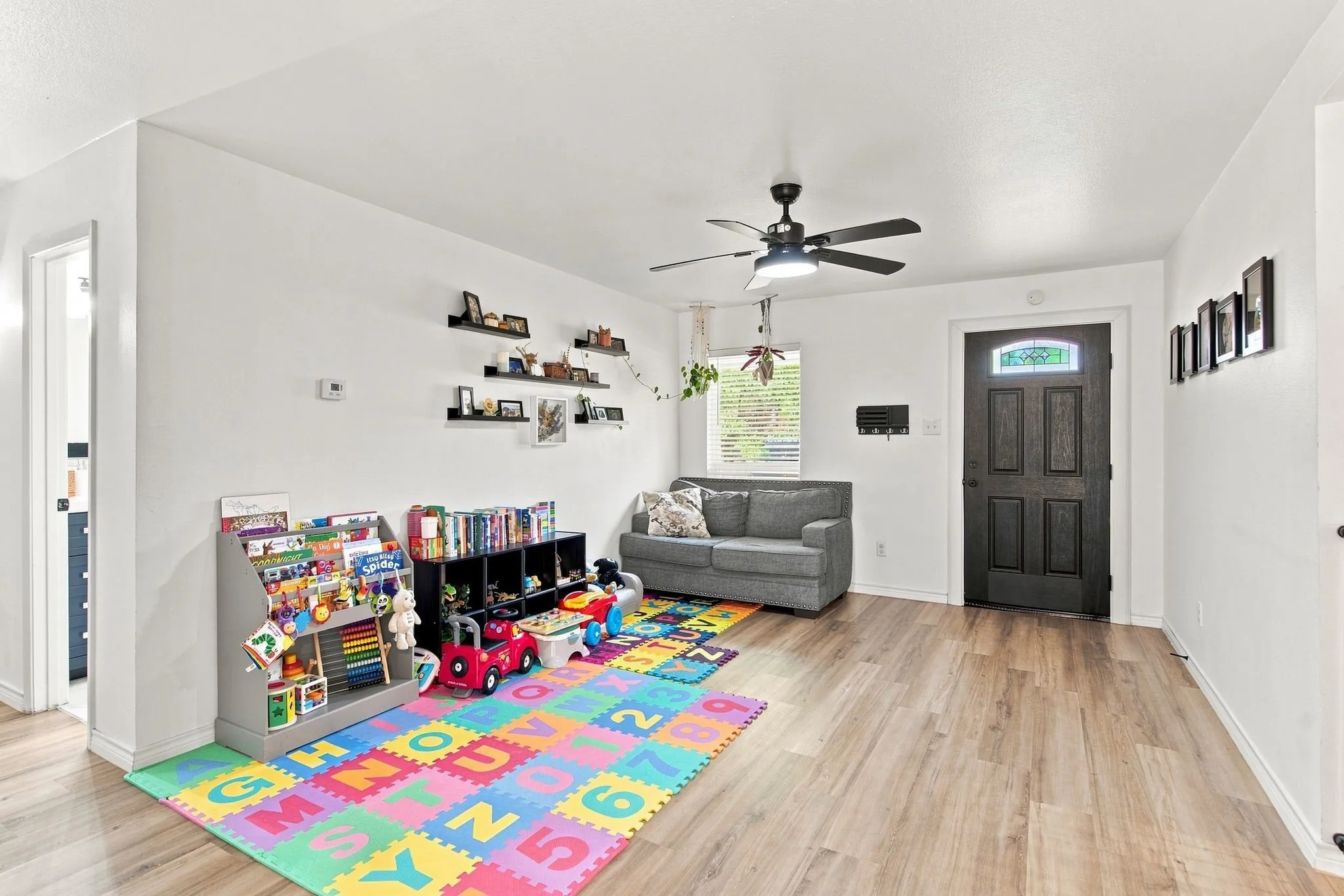 Single Family Residence For Sale in Denton County , 310 Bellaire Drive, Denton, Texas 76209, 3 Bedroom, 2 Bathroom, Garage spaces, 1,484 Sqft, built in 1969, mls#21370002, Real Estate Agent in Denton, Homes For Sale in Denton county, Homes For Sale in Denton, Realtor in Denton Texas, Real Estate Brokerage Independent Realty Texas, Luminita Cordes Realtor
