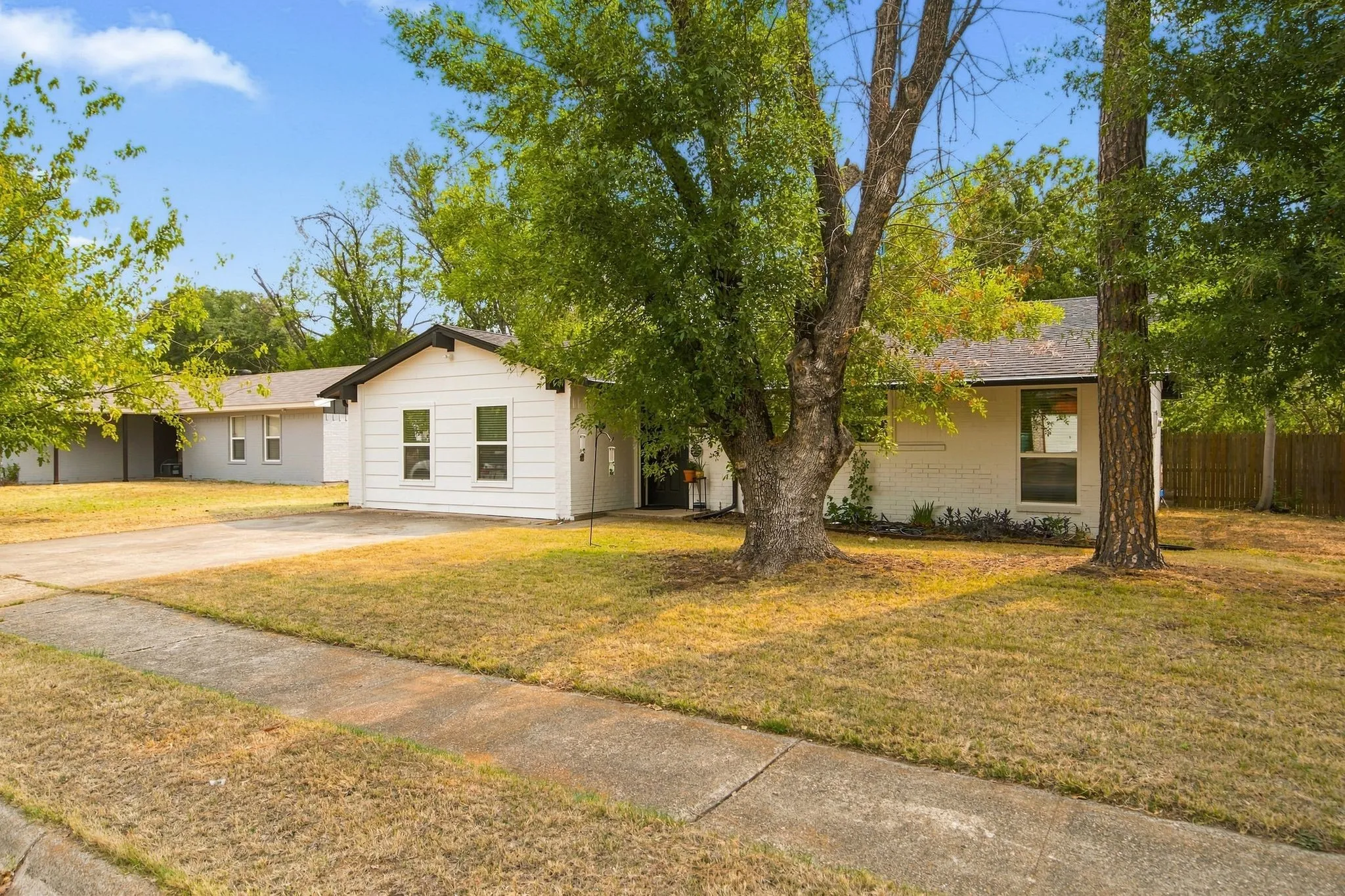 Single Family Residence For Sale in Denton County , 310 Bellaire Drive, Denton, Texas 76209, 3 Bedroom, 2 Bathroom, Garage spaces, 1,484 Sqft, built in 1969, mls#21370002, Real Estate Agent in Denton, Homes For Sale in Denton county, Homes For Sale in Denton, Realtor in Denton Texas, Real Estate Brokerage Independent Realty Texas, Luminita Cordes Realtor