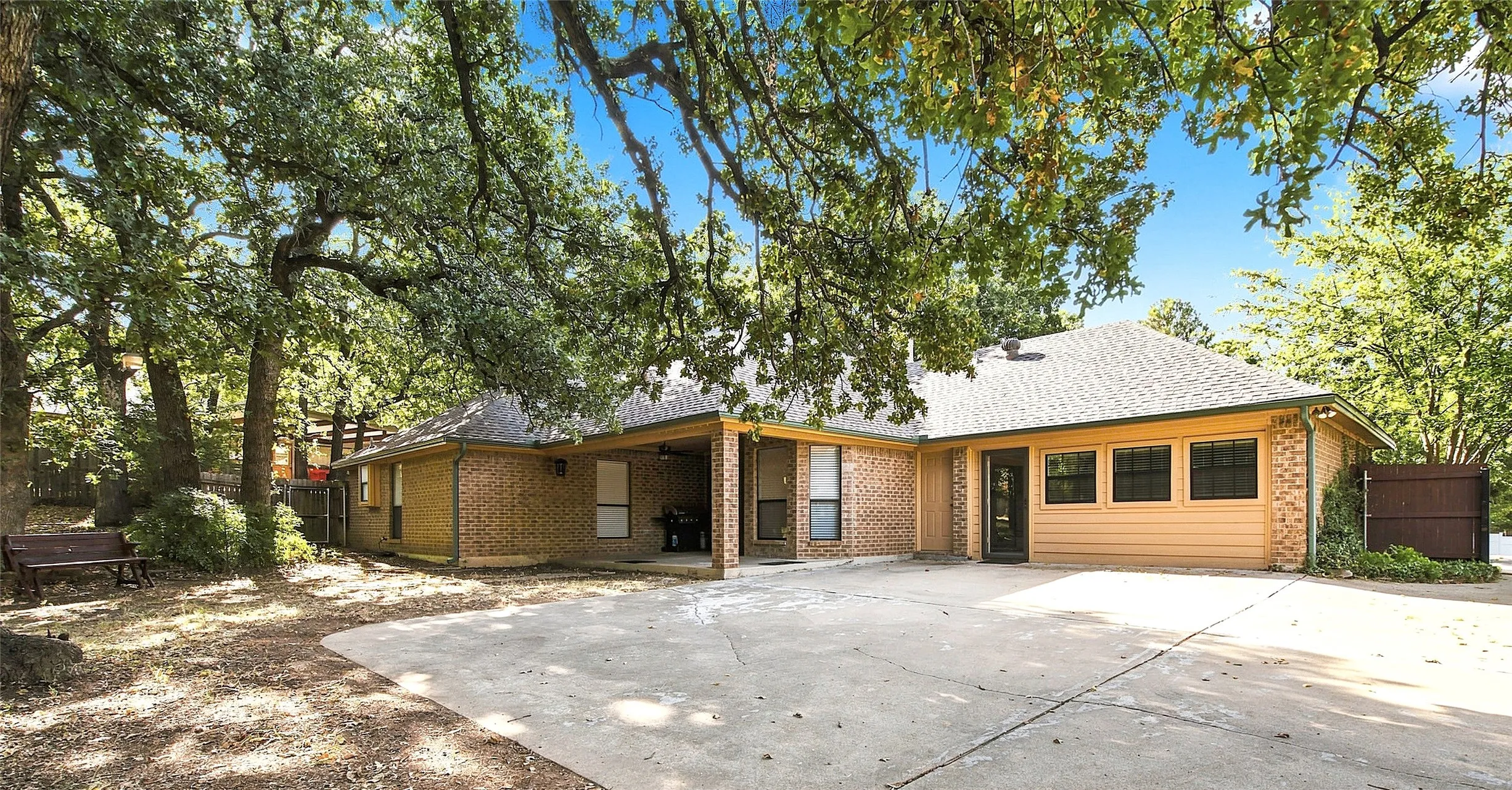 Single Family Residence For Sale in Johnson County , 244 Moore Road, Burleson, Texas 76028, 3 Bedroom, 2 Bathroom, Garage spaces, 2,334 Sqft, built in 1987, mls#21369974, Real Estate Agent in Burleson, Homes For Sale in Johnson county, Homes For Sale in Burleson, Realtor in Burleson Texas, Real Estate Brokerage Independent Realty Texas, Luminita Cordes Realtor