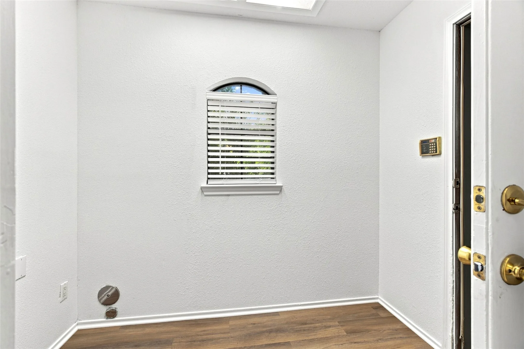 Single Family Residence For Sale in Johnson County , 244 Moore Road, Burleson, Texas 76028, 3 Bedroom, 2 Bathroom, Garage spaces, 2,334 Sqft, built in 1987, mls#21369974, Real Estate Agent in Burleson, Homes For Sale in Johnson county, Homes For Sale in Burleson, Realtor in Burleson Texas, Real Estate Brokerage Independent Realty Texas, Luminita Cordes Realtor