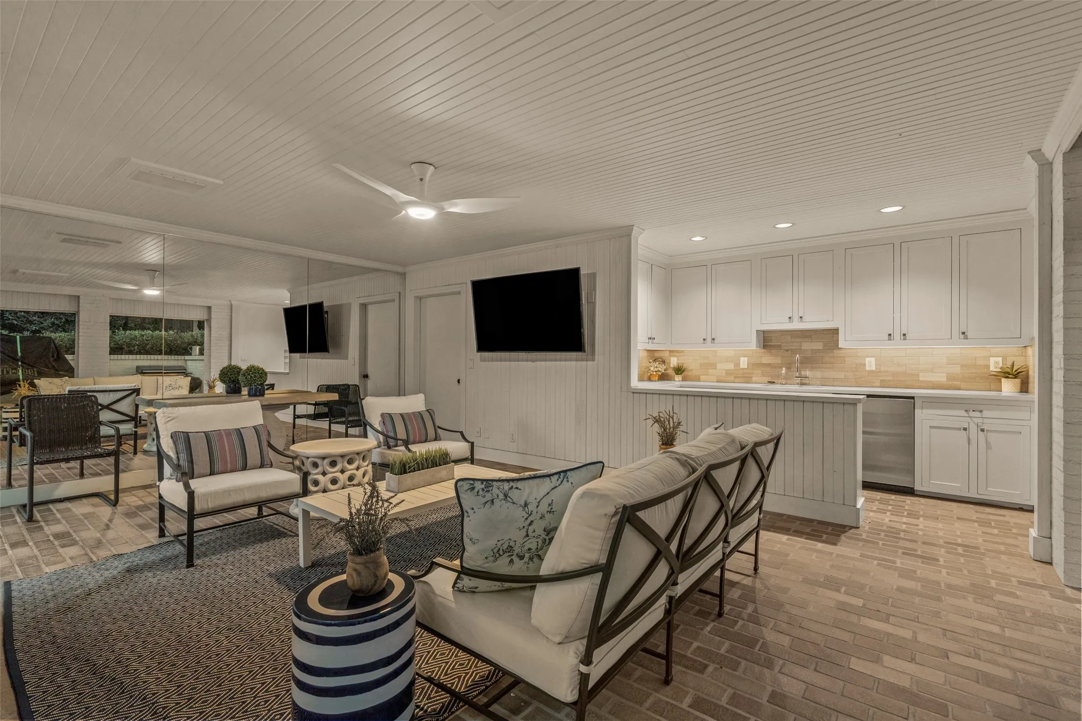 Single Family Residence For Sale in Tarrant County , 5849 Merrymount Road, Westover Hills, Texas 76107, 5 Bedroom, 5 Bathroom, Garage spaces, 5,929 Sqft, built in 1950, mls#21370023, Real Estate Agent in Westover Hills, Homes For Sale in Tarrant county, Homes For Sale in Westover Hills, Realtor in Westover Hills Texas, Real Estate Brokerage Independent Realty Texas, Luminita Cordes Realtor
