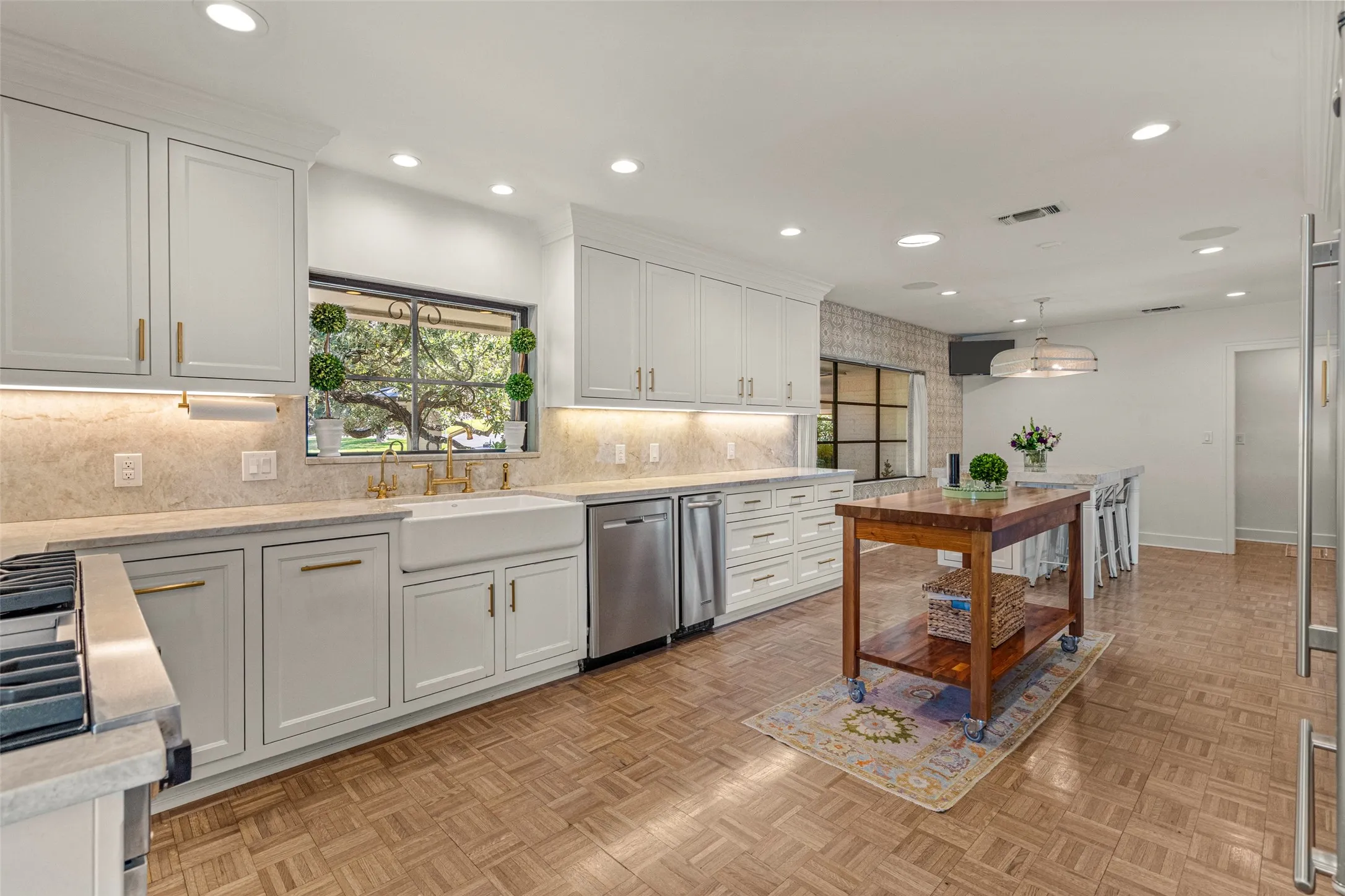 Single Family Residence For Sale in Tarrant County , 5849 Merrymount Road, Westover Hills, Texas 76107, 5 Bedroom, 5 Bathroom, Garage spaces, 5,929 Sqft, built in 1950, mls#21370023, Real Estate Agent in Westover Hills, Homes For Sale in Tarrant county, Homes For Sale in Westover Hills, Realtor in Westover Hills Texas, Real Estate Brokerage Independent Realty Texas, Luminita Cordes Realtor
