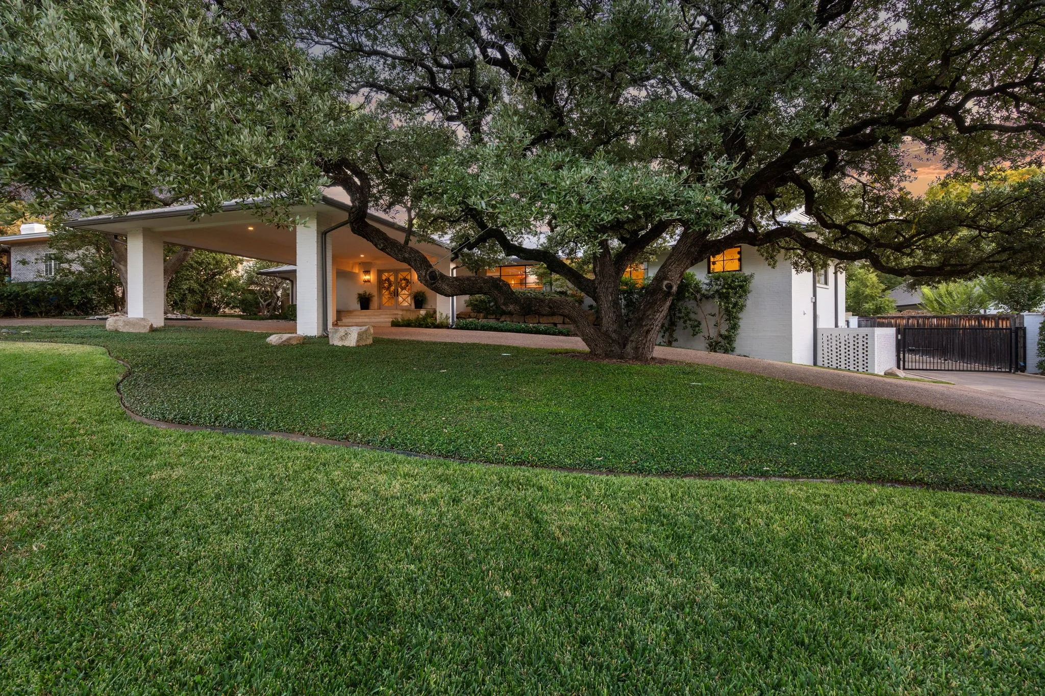 Single Family Residence For Sale in Tarrant County , 5849 Merrymount Road, Westover Hills, Texas 76107, 5 Bedroom, 5 Bathroom, Garage spaces, 5,929 Sqft, built in 1950, mls#21370023, Real Estate Agent in Westover Hills, Homes For Sale in Tarrant county, Homes For Sale in Westover Hills, Realtor in Westover Hills Texas, Real Estate Brokerage Independent Realty Texas, Luminita Cordes Realtor