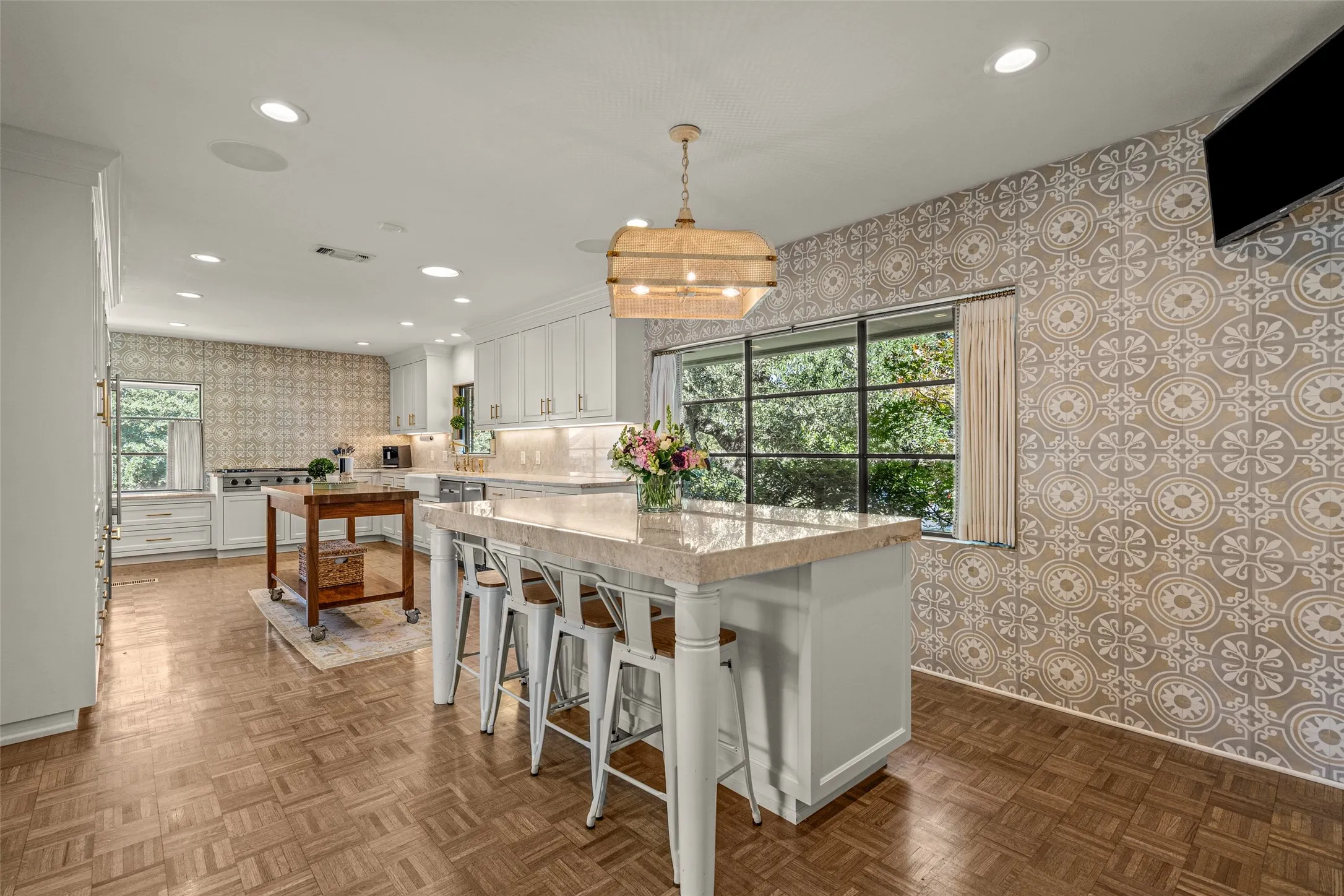 Single Family Residence For Sale in Tarrant County , 5849 Merrymount Road, Westover Hills, Texas 76107, 5 Bedroom, 5 Bathroom, Garage spaces, 5,929 Sqft, built in 1950, mls#21370023, Real Estate Agent in Westover Hills, Homes For Sale in Tarrant county, Homes For Sale in Westover Hills, Realtor in Westover Hills Texas, Real Estate Brokerage Independent Realty Texas, Luminita Cordes Realtor