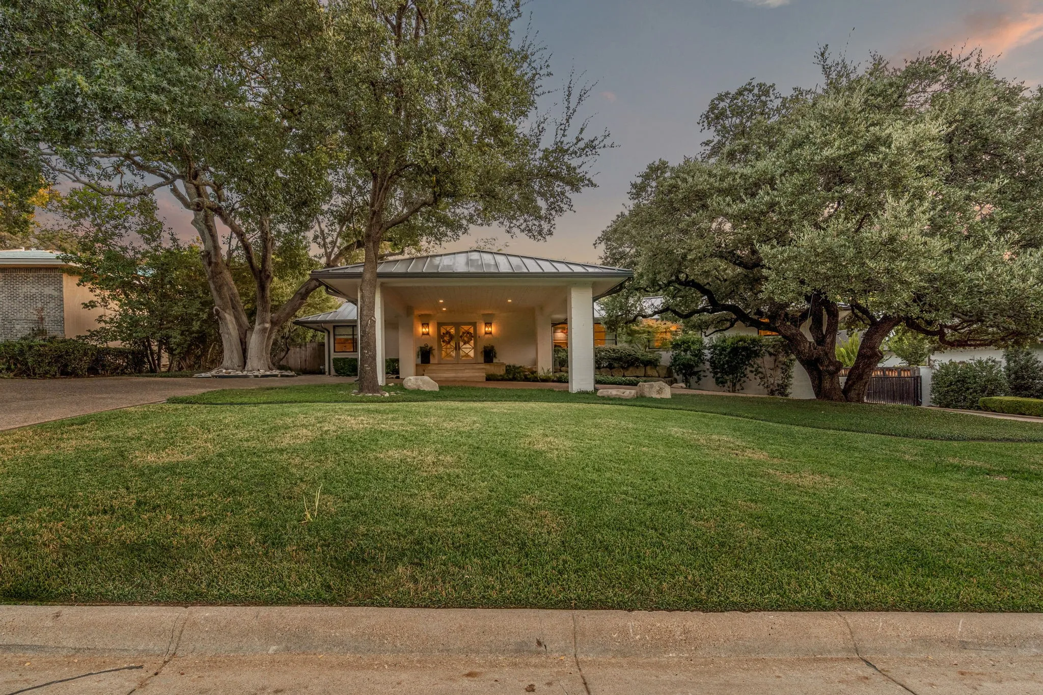 Single Family Residence For Sale in Tarrant County , 5849 Merrymount Road, Westover Hills, Texas 76107, 5 Bedroom, 5 Bathroom, Garage spaces, 5,929 Sqft, built in 1950, mls#21370023, Real Estate Agent in Westover Hills, Homes For Sale in Tarrant county, Homes For Sale in Westover Hills, Realtor in Westover Hills Texas, Real Estate Brokerage Independent Realty Texas, Luminita Cordes Realtor
