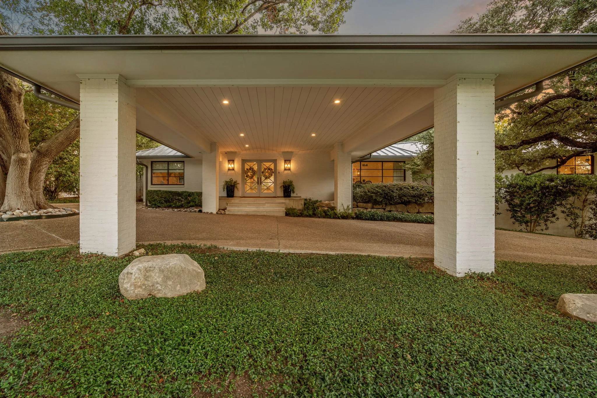 Single Family Residence For Sale in Tarrant County , 5849 Merrymount Road, Westover Hills, Texas 76107, 5 Bedroom, 5 Bathroom, Garage spaces, 5,929 Sqft, built in 1950, mls#21370023, Real Estate Agent in Westover Hills, Homes For Sale in Tarrant county, Homes For Sale in Westover Hills, Realtor in Westover Hills Texas, Real Estate Brokerage Independent Realty Texas, Luminita Cordes Realtor