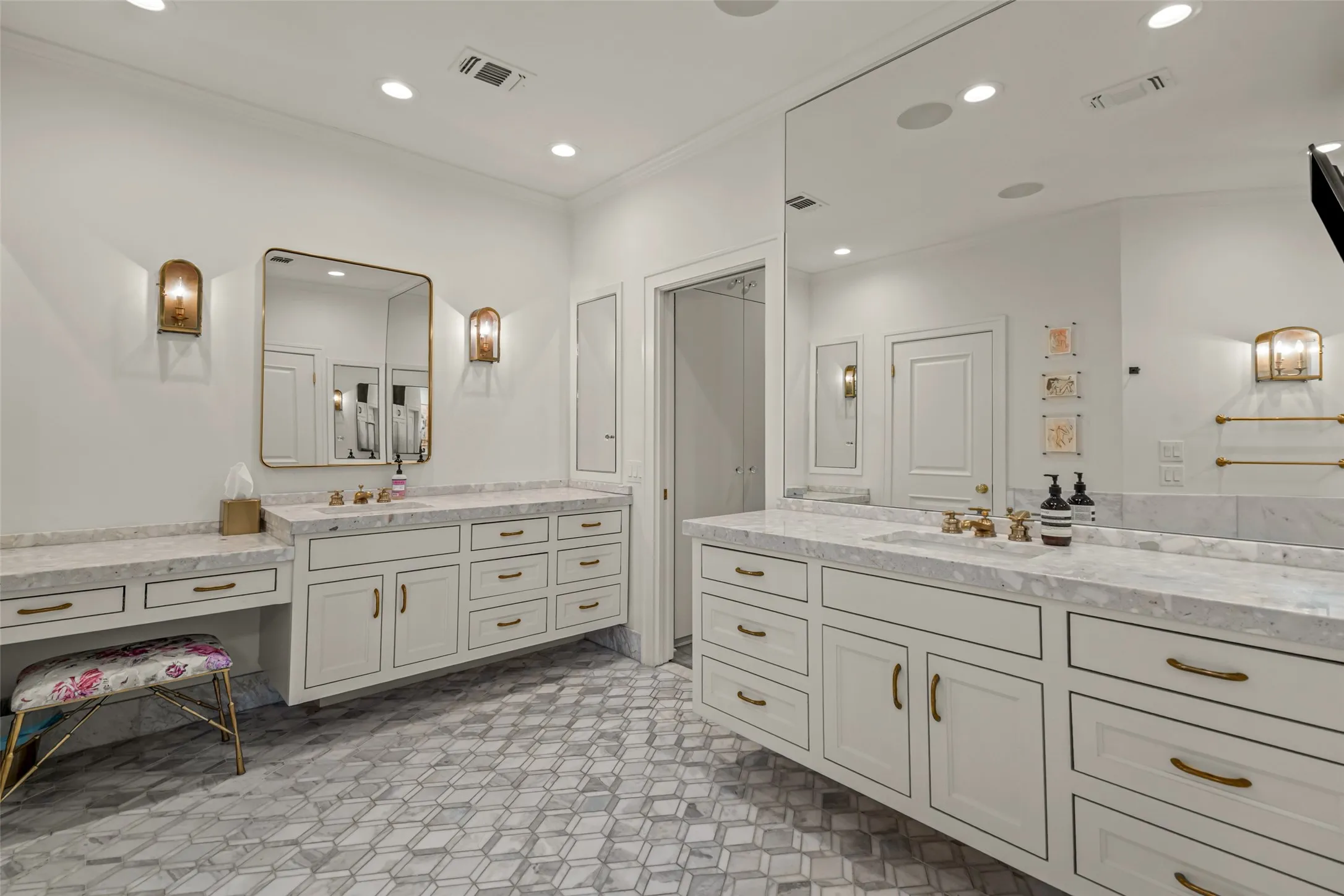 Single Family Residence For Sale in Tarrant County , 5849 Merrymount Road, Westover Hills, Texas 76107, 5 Bedroom, 5 Bathroom, Garage spaces, 5,929 Sqft, built in 1950, mls#21370023, Real Estate Agent in Westover Hills, Homes For Sale in Tarrant county, Homes For Sale in Westover Hills, Realtor in Westover Hills Texas, Real Estate Brokerage Independent Realty Texas, Luminita Cordes Realtor