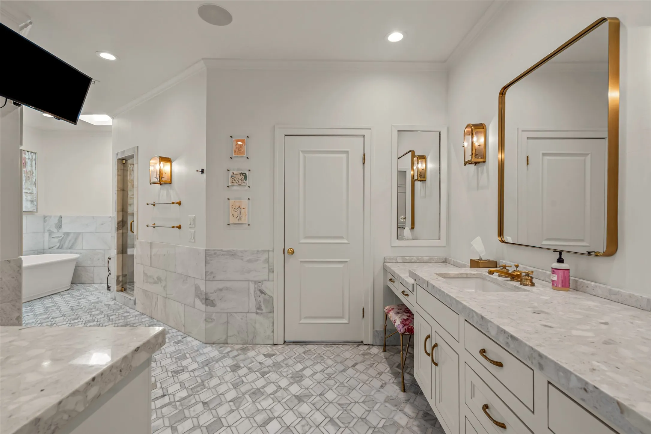 Single Family Residence For Sale in Tarrant County , 5849 Merrymount Road, Westover Hills, Texas 76107, 5 Bedroom, 5 Bathroom, Garage spaces, 5,929 Sqft, built in 1950, mls#21370023, Real Estate Agent in Westover Hills, Homes For Sale in Tarrant county, Homes For Sale in Westover Hills, Realtor in Westover Hills Texas, Real Estate Brokerage Independent Realty Texas, Luminita Cordes Realtor