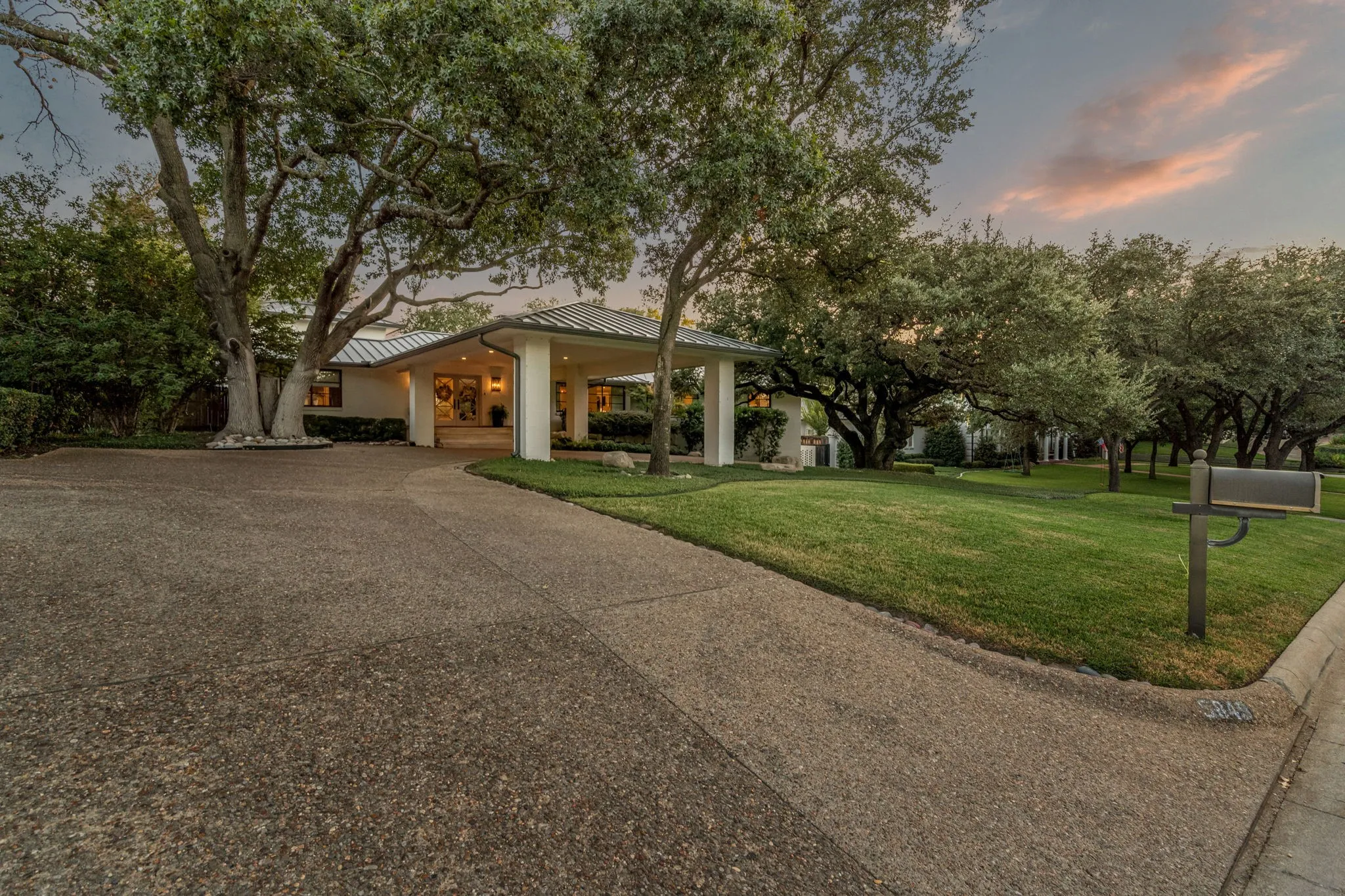 Single Family Residence For Sale in Tarrant County , 5849 Merrymount Road, Westover Hills, Texas 76107, 5 Bedroom, 5 Bathroom, Garage spaces, 5,929 Sqft, built in 1950, mls#21370023, Real Estate Agent in Westover Hills, Homes For Sale in Tarrant county, Homes For Sale in Westover Hills, Realtor in Westover Hills Texas, Real Estate Brokerage Independent Realty Texas, Luminita Cordes Realtor