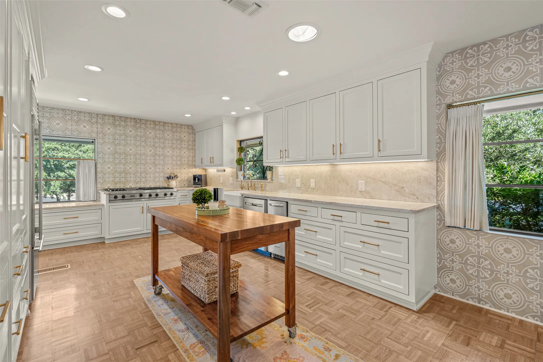 Single Family Residence For Sale in Tarrant County , 5849 Merrymount Road, Westover Hills, Texas 76107, 5 Bedroom, 5 Bathroom, Garage spaces, 5,929 Sqft, built in 1950, mls#21370023, Real Estate Agent in Westover Hills, Homes For Sale in Tarrant county, Homes For Sale in Westover Hills, Realtor in Westover Hills Texas, Real Estate Brokerage Independent Realty Texas, Luminita Cordes Realtor