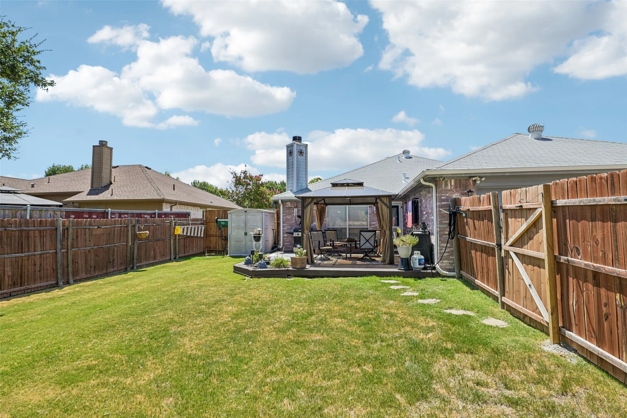 Single Family Residence For Sale in Dallas County , 3209 Welch Lane, Sachse, Texas 75048, 3 Bedroom, 2 Bathroom, 2 Garage spaces, 1,526 Sqft, built in 1998, mls#21363875, Real Estate Agent in Sachse, Homes For Sale in Dallas county, Homes For Sale in Sachse, Realtor in Sachse Texas, Real Estate Brokerage Independent Realty Texas, Luminita Cordes Realtor