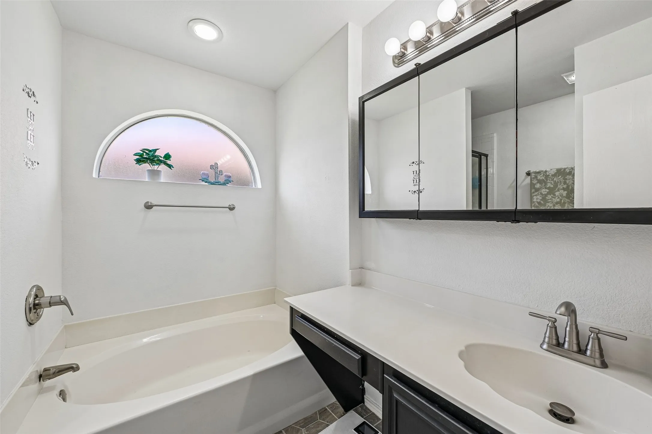 Single Family Residence For Sale in Dallas County , 3209 Welch Lane, Sachse, Texas 75048, 3 Bedroom, 2 Bathroom, 2 Garage spaces, 1,526 Sqft, built in 1998, mls#21363875, Real Estate Agent in Sachse, Homes For Sale in Dallas county, Homes For Sale in Sachse, Realtor in Sachse Texas, Real Estate Brokerage Independent Realty Texas, Luminita Cordes Realtor