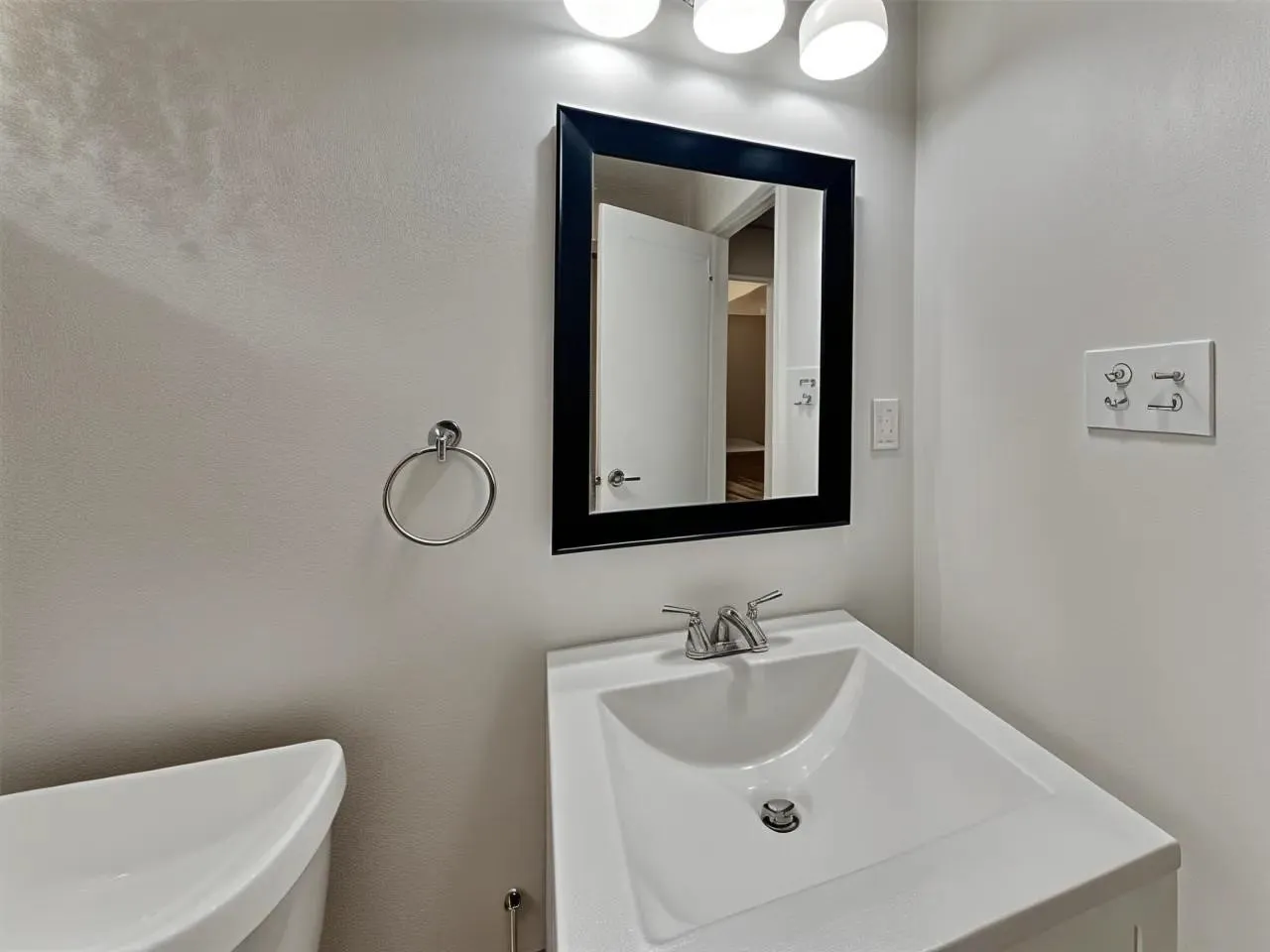 Single Family Residence For Rent in Dallas County , 14036 Stardust Lane, Farmers Branch, Texas 75234, 3 Bedroom, 2 Bathroom, Garage spaces, 1,716 Sqft, built in 1957, mls#21370450, Real Estate Agent in Farmers Branch, Homes For Rent in Dallas county, Homes For Rent in Farmers Branch, Realtor in Farmers Branch Texas, Real Estate Brokerage Independent Realty Texas, Luminita Cordes Realtor