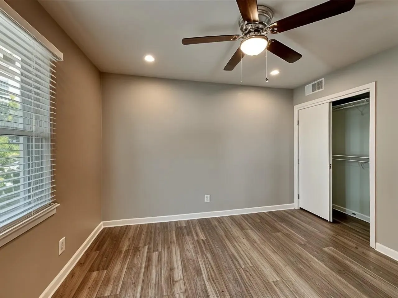 Single Family Residence For Rent in Dallas County , 14036 Stardust Lane, Farmers Branch, Texas 75234, 3 Bedroom, 2 Bathroom, Garage spaces, 1,716 Sqft, built in 1957, mls#21370450, Real Estate Agent in Farmers Branch, Homes For Rent in Dallas county, Homes For Rent in Farmers Branch, Realtor in Farmers Branch Texas, Real Estate Brokerage Independent Realty Texas, Luminita Cordes Realtor