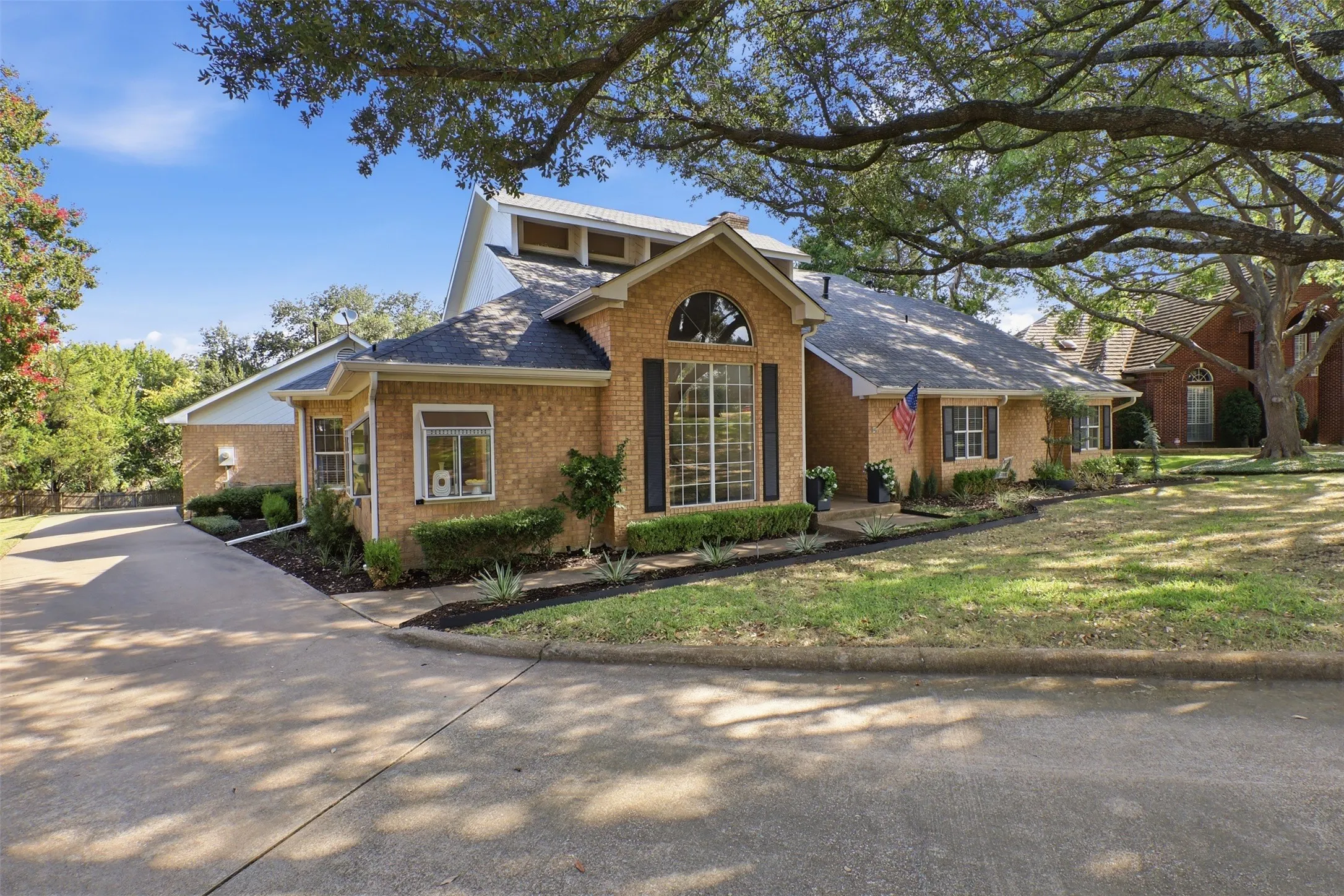 Single Family Residence For Sale in Rockwall County , 1613 Bay Crest Trail, Heath, Texas 75032, 4 Bedroom, 4 Bathroom, 2 Garage spaces, 3,041 Sqft, built in 1987, mls#21368728, Real Estate Agent in Heath, Homes For Sale in Rockwall county, Homes For Sale in Heath, Realtor in Heath Texas, Real Estate Brokerage Independent Realty Texas, Luminita Cordes Realtor