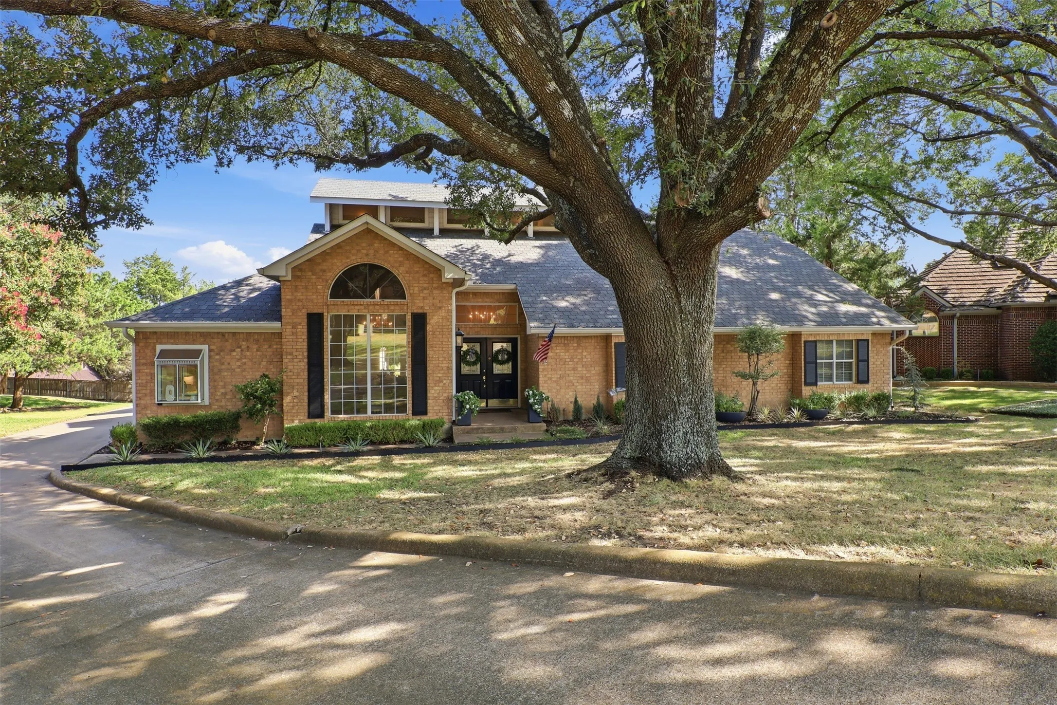 Single Family Residence For Sale in Rockwall County , 1613 Bay Crest Trail, Heath, Texas 75032, 4 Bedroom, 4 Bathroom, 2 Garage spaces, 3,041 Sqft, built in 1987, mls#21368728, Real Estate Agent in Heath, Homes For Sale in Rockwall county, Homes For Sale in Heath, Realtor in Heath Texas, Real Estate Brokerage Independent Realty Texas, Luminita Cordes Realtor
