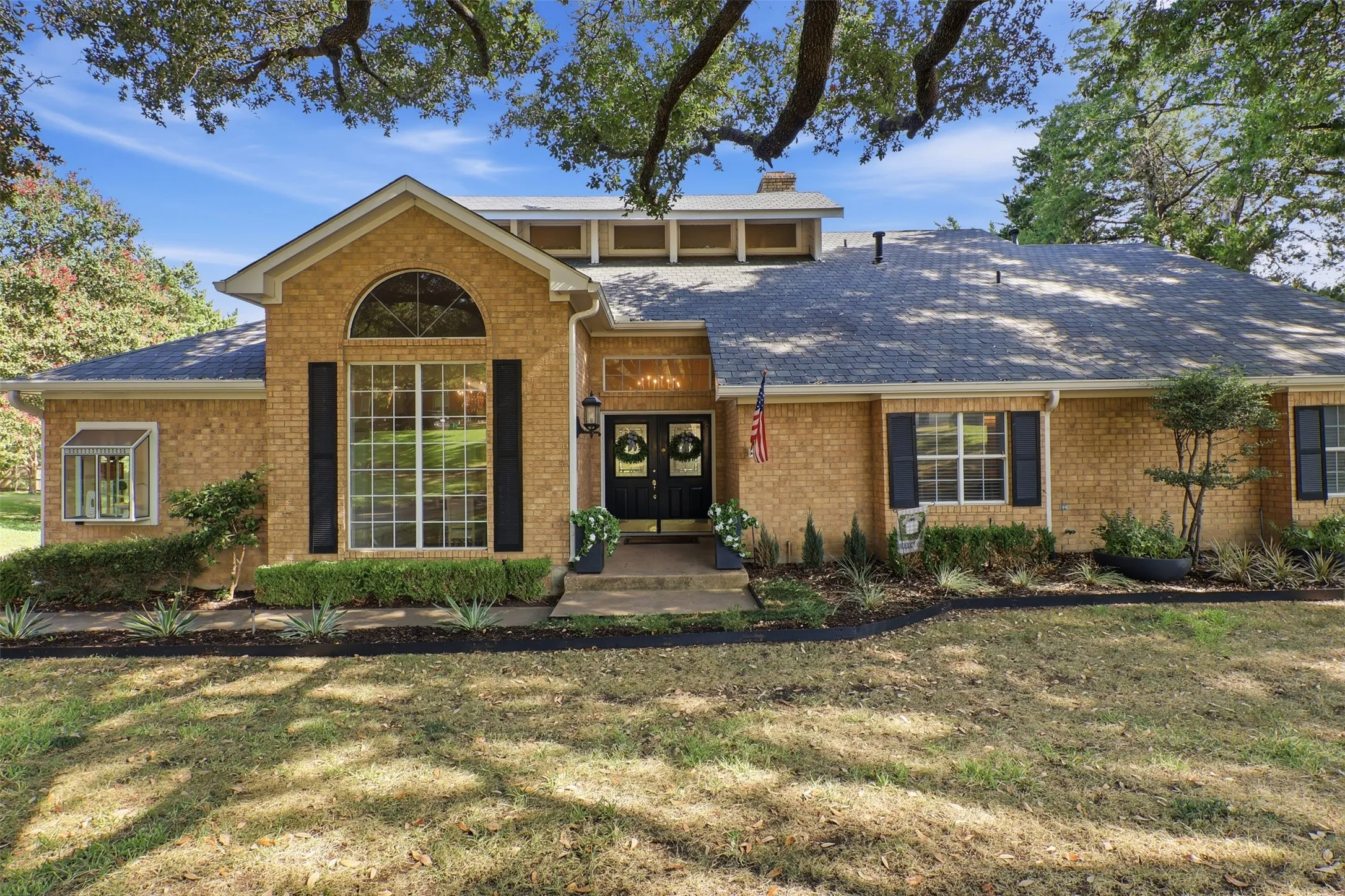 Single Family Residence For Sale in Rockwall County , 1613 Bay Crest Trail, Heath, Texas 75032, 4 Bedroom, 4 Bathroom, 2 Garage spaces, 3,041 Sqft, built in 1987, mls#21368728, Real Estate Agent in Heath, Homes For Sale in Rockwall county, Homes For Sale in Heath, Realtor in Heath Texas, Real Estate Brokerage Independent Realty Texas, Luminita Cordes Realtor