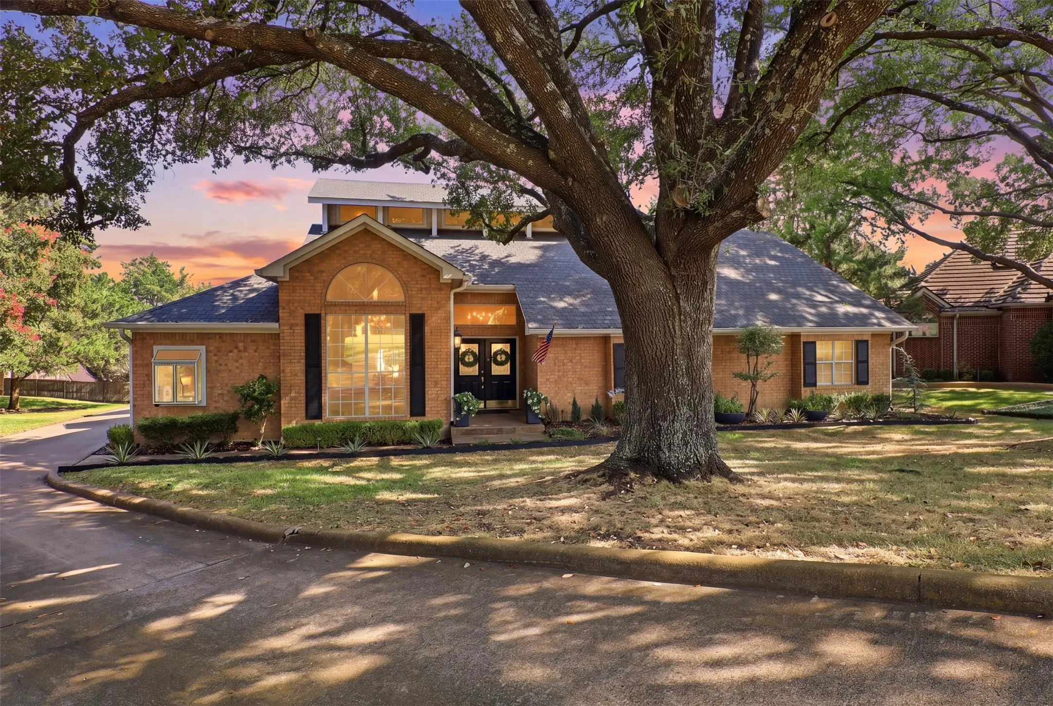 Single Family Residence For Sale in Rockwall County , 1613 Bay Crest Trail, Heath, Texas 75032, 4 Bedroom, 4 Bathroom, 2 Garage spaces, 3,041 Sqft, built in 1987, mls#21368728, Real Estate Agent in Heath, Homes For Sale in Rockwall county, Homes For Sale in Heath, Realtor in Heath Texas, Real Estate Brokerage Independent Realty Texas, Luminita Cordes Realtor