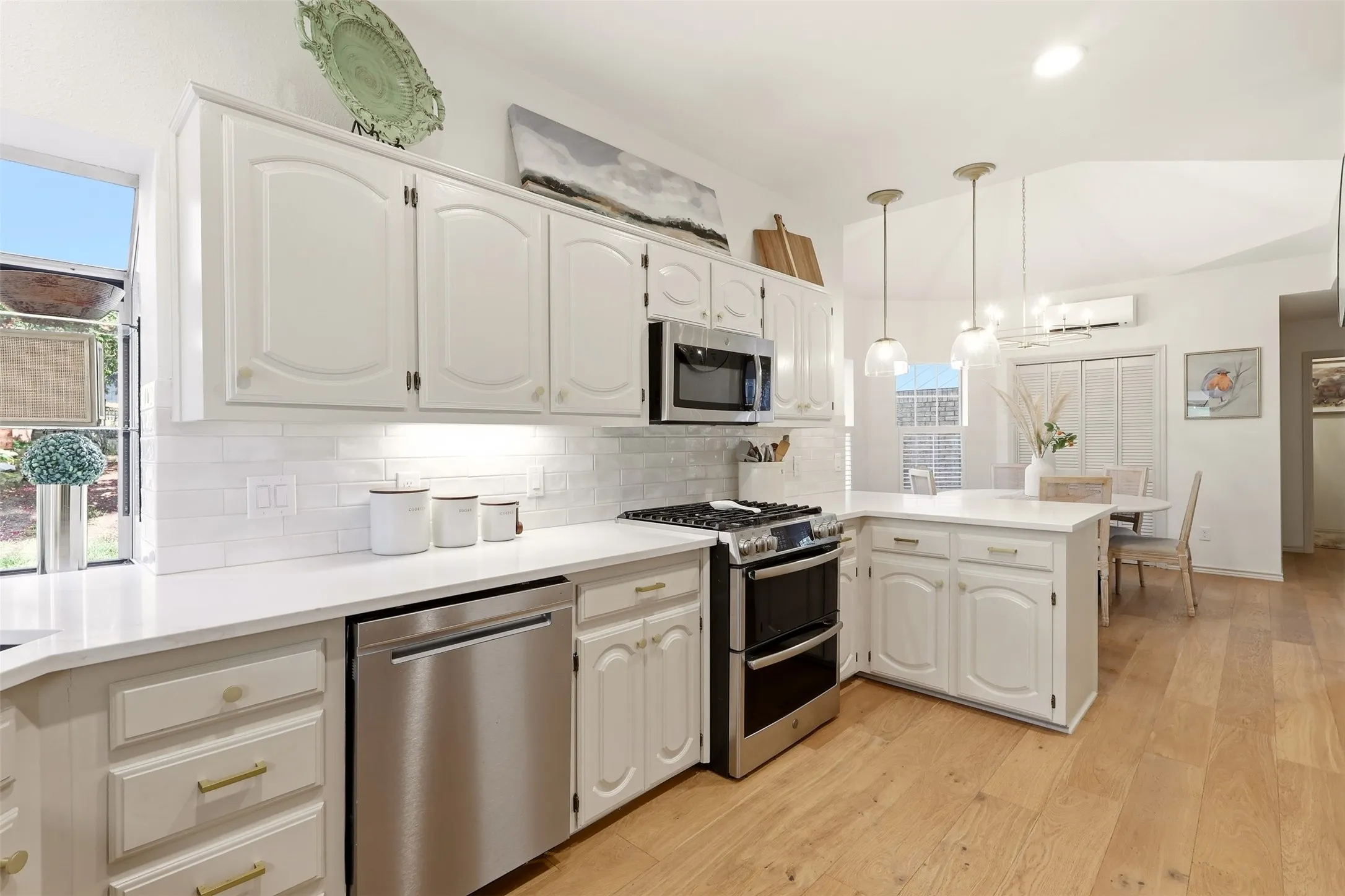 Single Family Residence For Sale in Rockwall County , 1613 Bay Crest Trail, Heath, Texas 75032, 4 Bedroom, 4 Bathroom, 2 Garage spaces, 3,041 Sqft, built in 1987, mls#21368728, Real Estate Agent in Heath, Homes For Sale in Rockwall county, Homes For Sale in Heath, Realtor in Heath Texas, Real Estate Brokerage Independent Realty Texas, Luminita Cordes Realtor