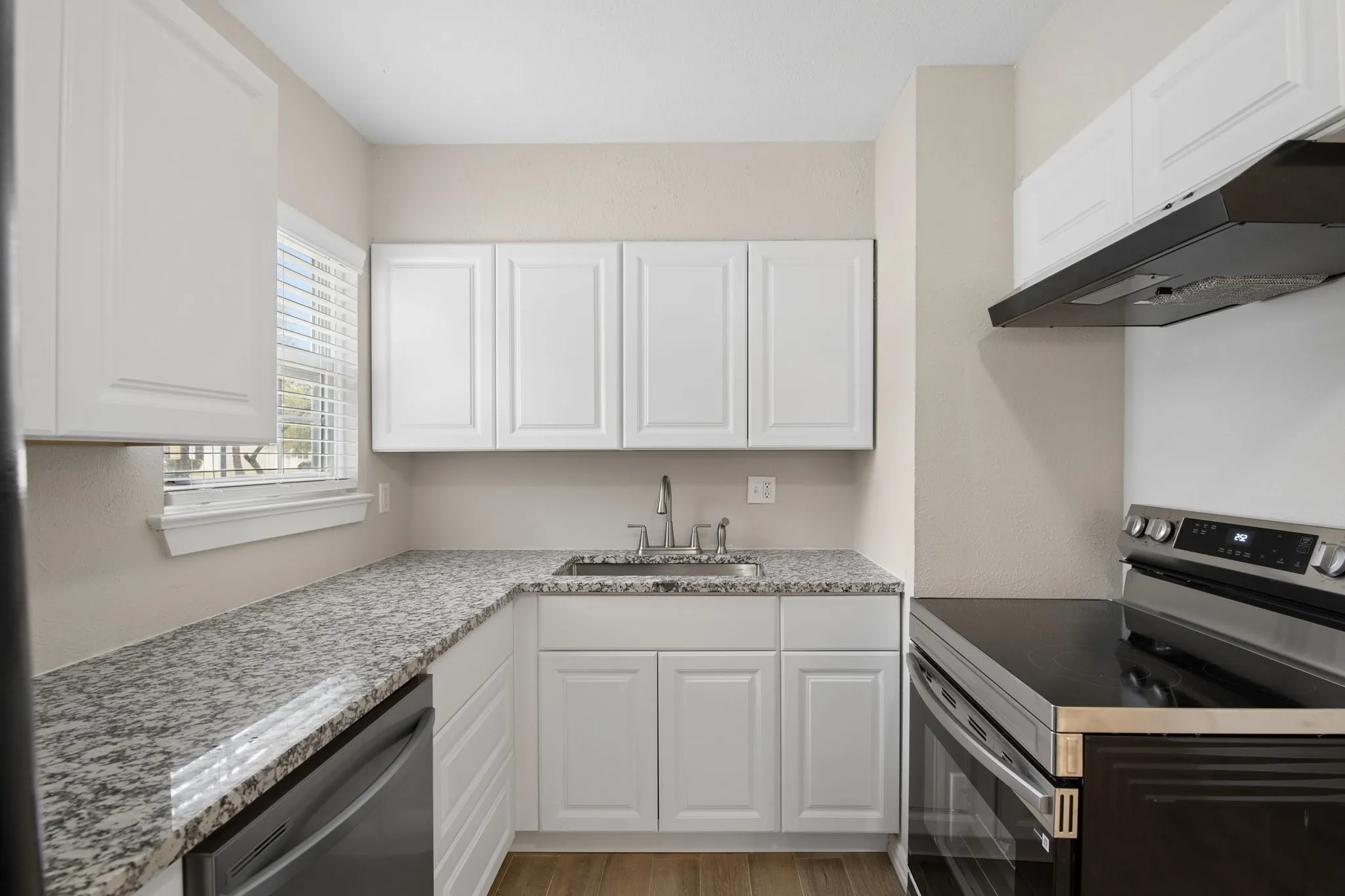 Single Family Residence For Sale in Tarrant County , 117 Tarrant Drive, Euless, Texas 76039, 3 Bedroom, 1 Bathroom, 1 Garage spaces, 910 Sqft, built in 1958, mls#21370386, Real Estate Agent in Euless, Homes For Sale in Tarrant county, Homes For Sale in Euless, Realtor in Euless Texas, Real Estate Brokerage Independent Realty Texas, Luminita Cordes Realtor