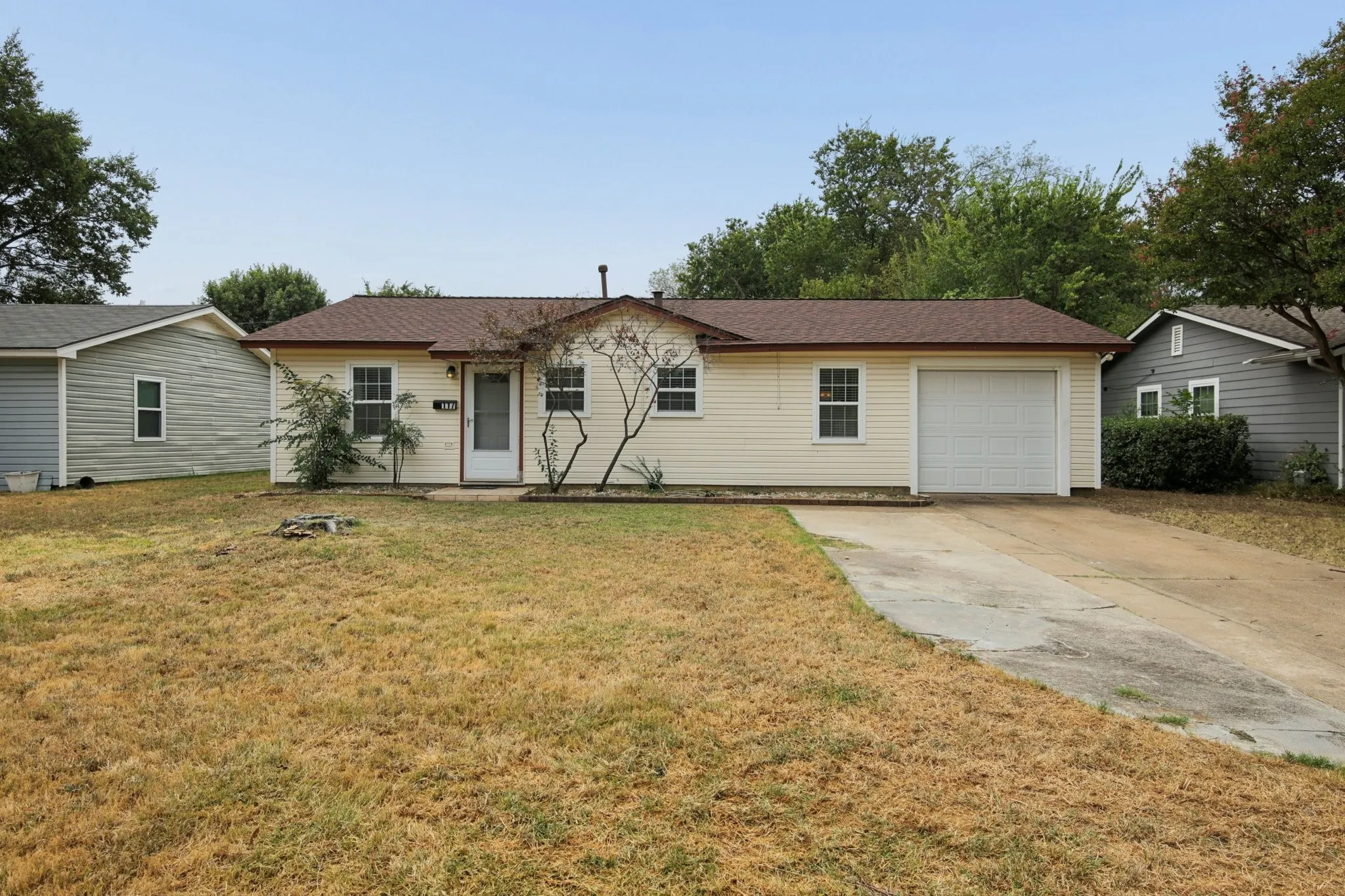 Single Family Residence For Sale in Tarrant County , 117 Tarrant Drive, Euless, Texas 76039, 3 Bedroom, 1 Bathroom, 1 Garage spaces, 910 Sqft, built in 1958, mls#21370386, Real Estate Agent in Euless, Homes For Sale in Tarrant county, Homes For Sale in Euless, Realtor in Euless Texas, Real Estate Brokerage Independent Realty Texas, Luminita Cordes Realtor