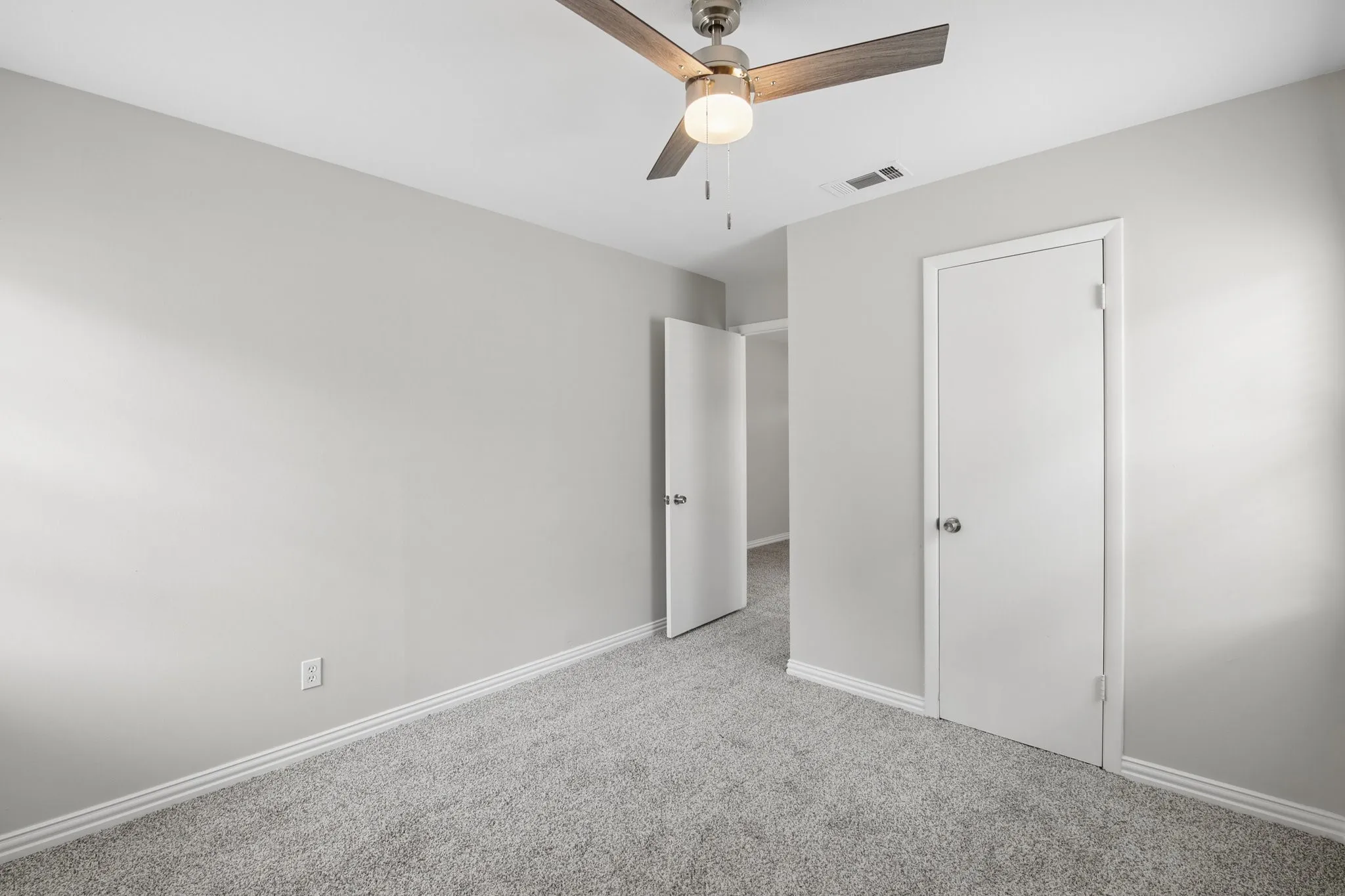 Single Family Residence For Sale in Tarrant County , 117 Tarrant Drive, Euless, Texas 76039, 3 Bedroom, 1 Bathroom, 1 Garage spaces, 910 Sqft, built in 1958, mls#21370386, Real Estate Agent in Euless, Homes For Sale in Tarrant county, Homes For Sale in Euless, Realtor in Euless Texas, Real Estate Brokerage Independent Realty Texas, Luminita Cordes Realtor