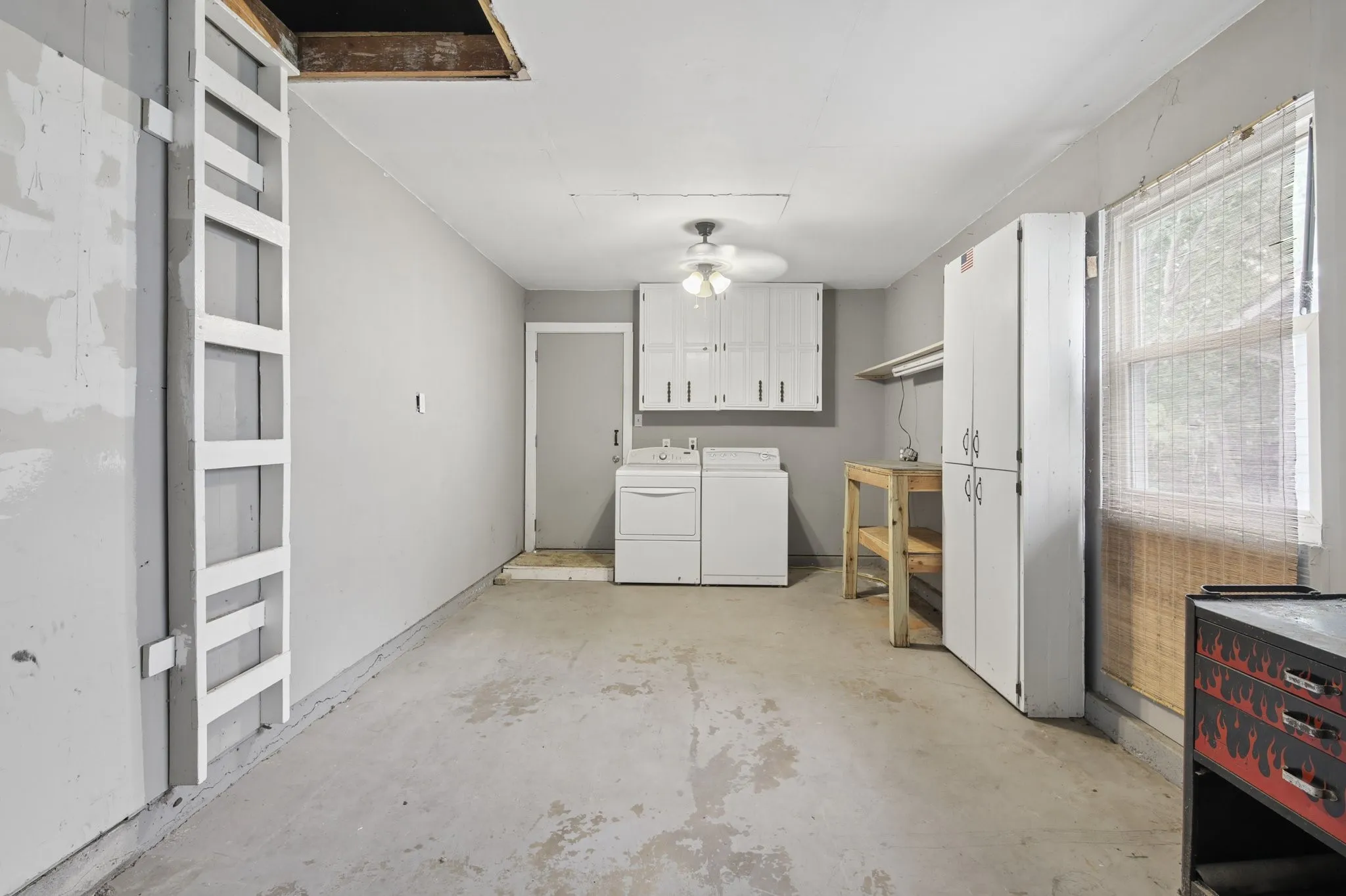 Single Family Residence For Sale in Tarrant County , 117 Tarrant Drive, Euless, Texas 76039, 3 Bedroom, 1 Bathroom, 1 Garage spaces, 910 Sqft, built in 1958, mls#21370386, Real Estate Agent in Euless, Homes For Sale in Tarrant county, Homes For Sale in Euless, Realtor in Euless Texas, Real Estate Brokerage Independent Realty Texas, Luminita Cordes Realtor