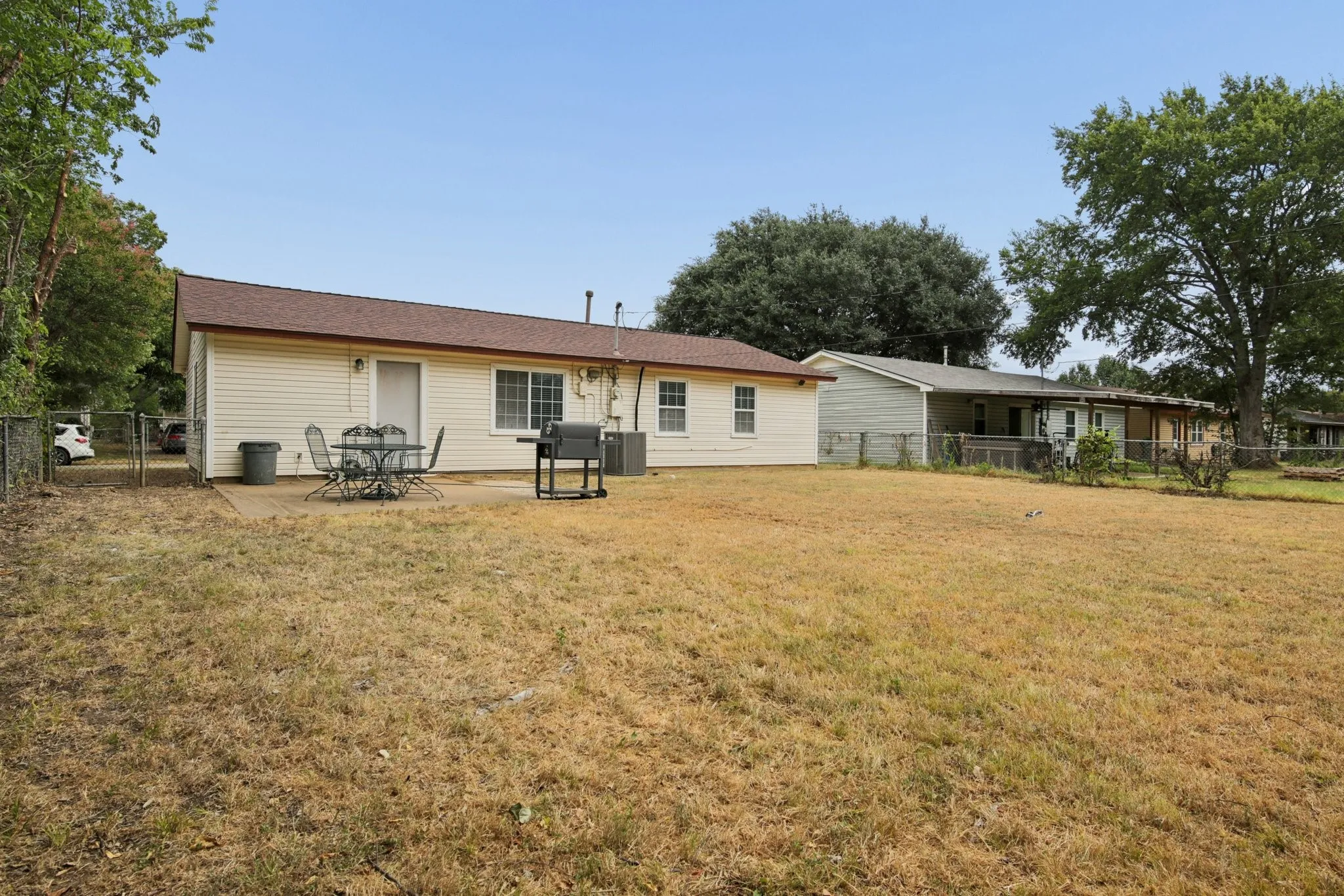 Single Family Residence For Sale in Tarrant County , 117 Tarrant Drive, Euless, Texas 76039, 3 Bedroom, 1 Bathroom, 1 Garage spaces, 910 Sqft, built in 1958, mls#21370386, Real Estate Agent in Euless, Homes For Sale in Tarrant county, Homes For Sale in Euless, Realtor in Euless Texas, Real Estate Brokerage Independent Realty Texas, Luminita Cordes Realtor