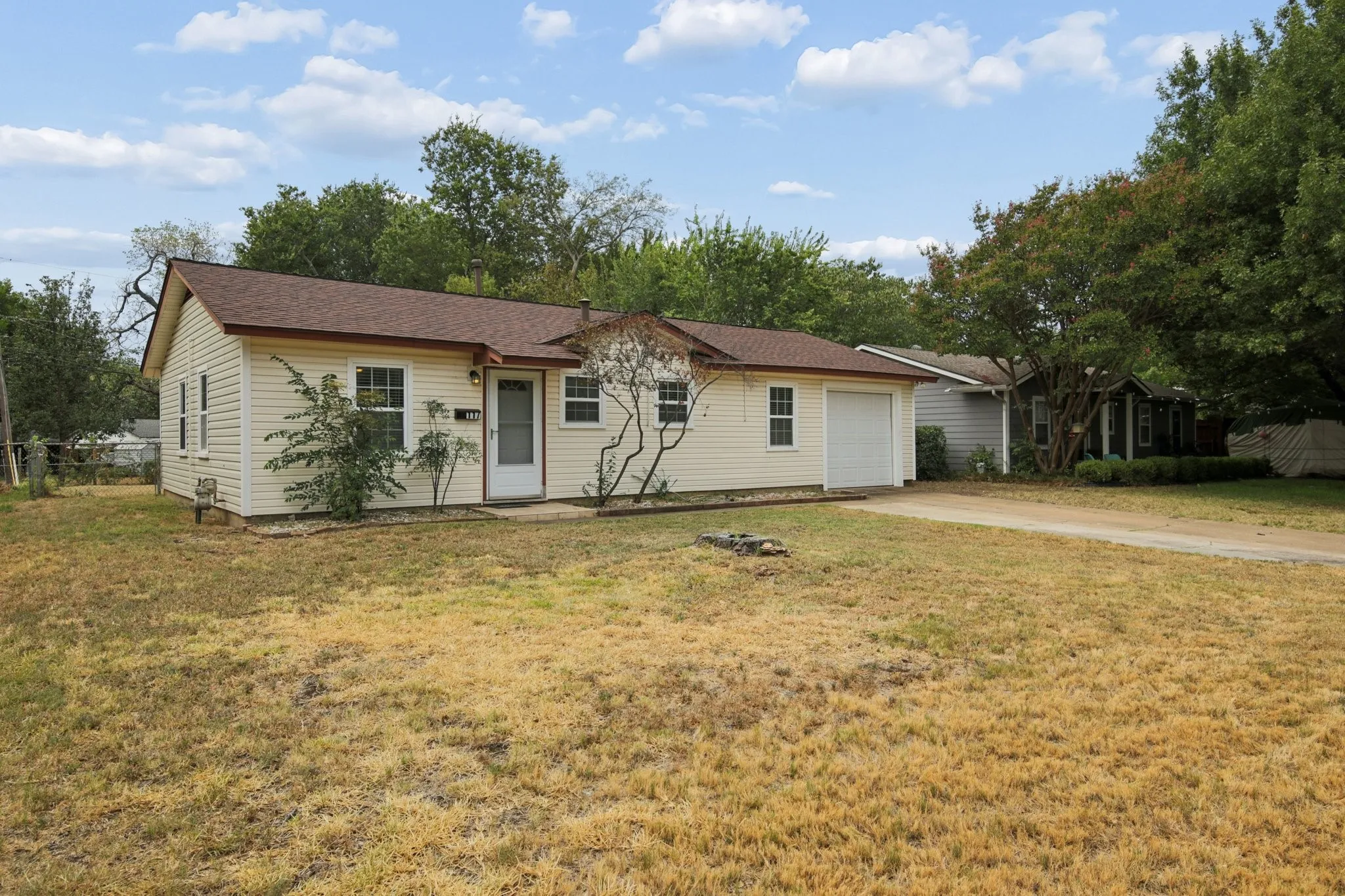 Single Family Residence For Sale in Tarrant County , 117 Tarrant Drive, Euless, Texas 76039, 3 Bedroom, 1 Bathroom, 1 Garage spaces, 910 Sqft, built in 1958, mls#21370386, Real Estate Agent in Euless, Homes For Sale in Tarrant county, Homes For Sale in Euless, Realtor in Euless Texas, Real Estate Brokerage Independent Realty Texas, Luminita Cordes Realtor