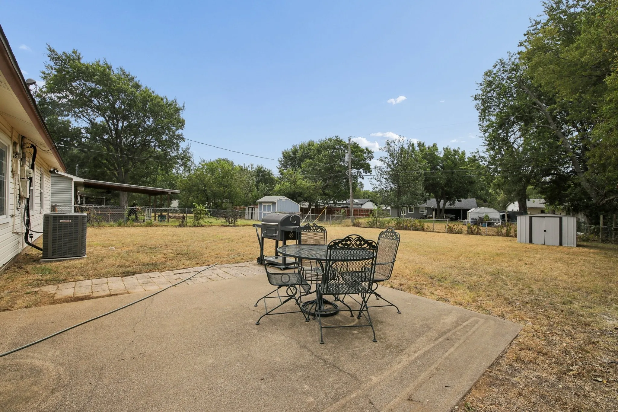 Single Family Residence For Sale in Tarrant County , 117 Tarrant Drive, Euless, Texas 76039, 3 Bedroom, 1 Bathroom, 1 Garage spaces, 910 Sqft, built in 1958, mls#21370386, Real Estate Agent in Euless, Homes For Sale in Tarrant county, Homes For Sale in Euless, Realtor in Euless Texas, Real Estate Brokerage Independent Realty Texas, Luminita Cordes Realtor