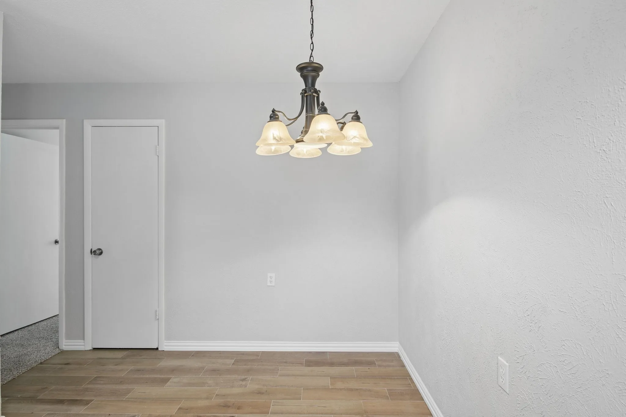 Single Family Residence For Sale in Tarrant County , 117 Tarrant Drive, Euless, Texas 76039, 3 Bedroom, 1 Bathroom, 1 Garage spaces, 910 Sqft, built in 1958, mls#21370386, Real Estate Agent in Euless, Homes For Sale in Tarrant county, Homes For Sale in Euless, Realtor in Euless Texas, Real Estate Brokerage Independent Realty Texas, Luminita Cordes Realtor