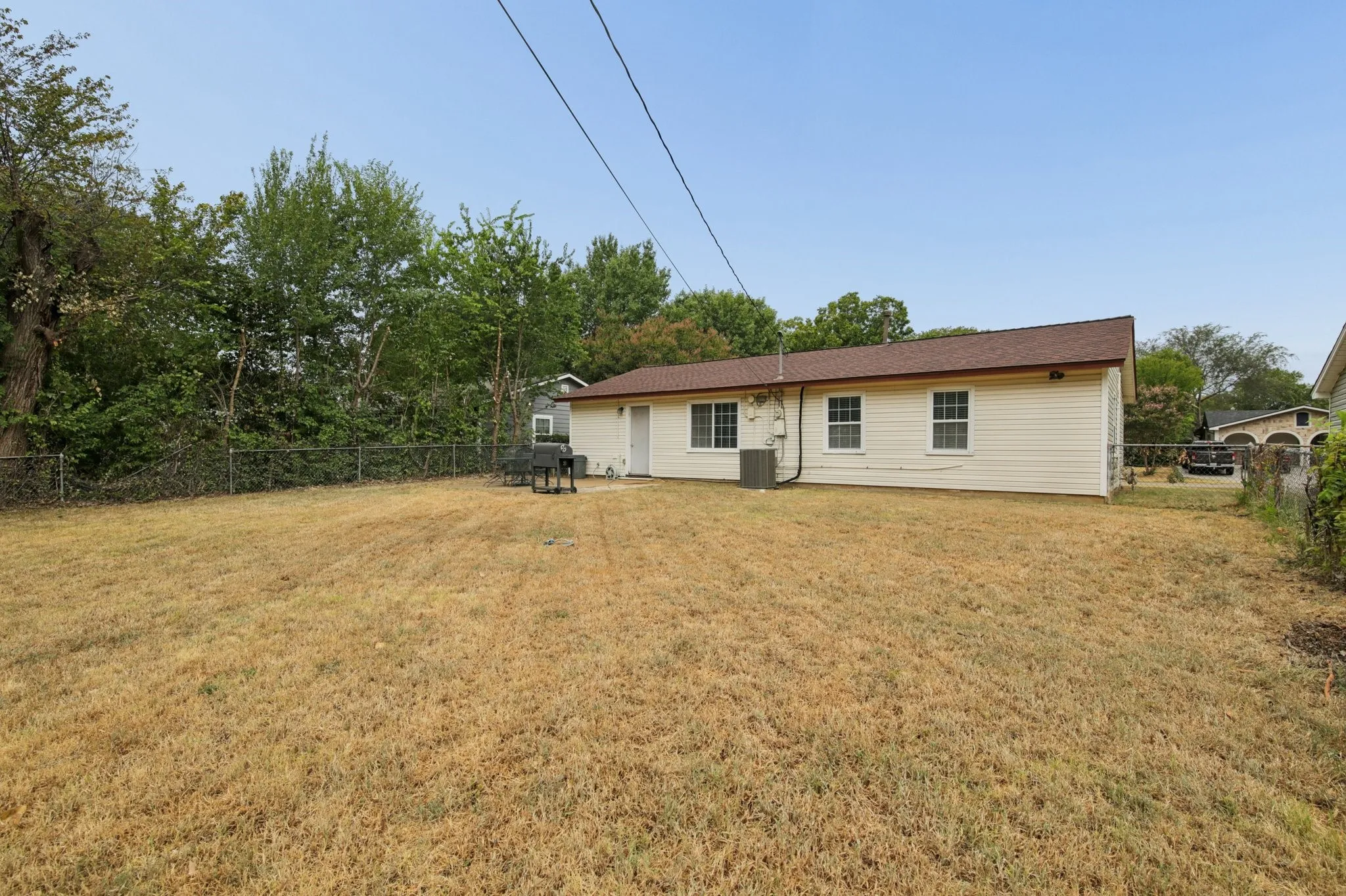 Single Family Residence For Sale in Tarrant County , 117 Tarrant Drive, Euless, Texas 76039, 3 Bedroom, 1 Bathroom, 1 Garage spaces, 910 Sqft, built in 1958, mls#21370386, Real Estate Agent in Euless, Homes For Sale in Tarrant county, Homes For Sale in Euless, Realtor in Euless Texas, Real Estate Brokerage Independent Realty Texas, Luminita Cordes Realtor