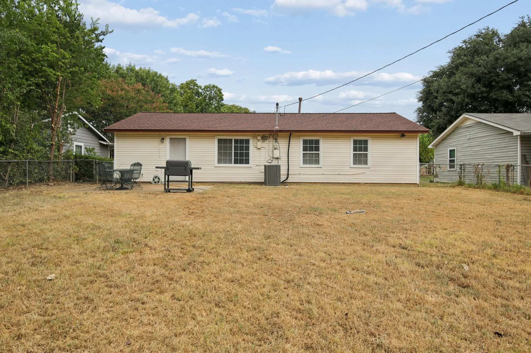 Single Family Residence For Sale in Tarrant County , 117 Tarrant Drive, Euless, Texas 76039, 3 Bedroom, 1 Bathroom, 1 Garage spaces, 910 Sqft, built in 1958, mls#21370386, Real Estate Agent in Euless, Homes For Sale in Tarrant county, Homes For Sale in Euless, Realtor in Euless Texas, Real Estate Brokerage Independent Realty Texas, Luminita Cordes Realtor