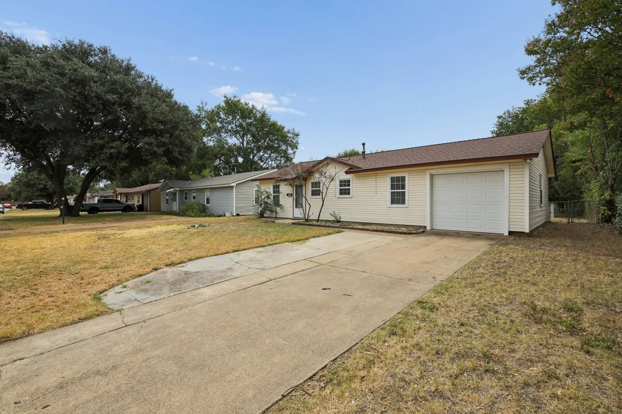 Single Family Residence For Sale in Tarrant County , 117 Tarrant Drive, Euless, Texas 76039, 3 Bedroom, 1 Bathroom, 1 Garage spaces, 910 Sqft, built in 1958, mls#21370386, Real Estate Agent in Euless, Homes For Sale in Tarrant county, Homes For Sale in Euless, Realtor in Euless Texas, Real Estate Brokerage Independent Realty Texas, Luminita Cordes Realtor