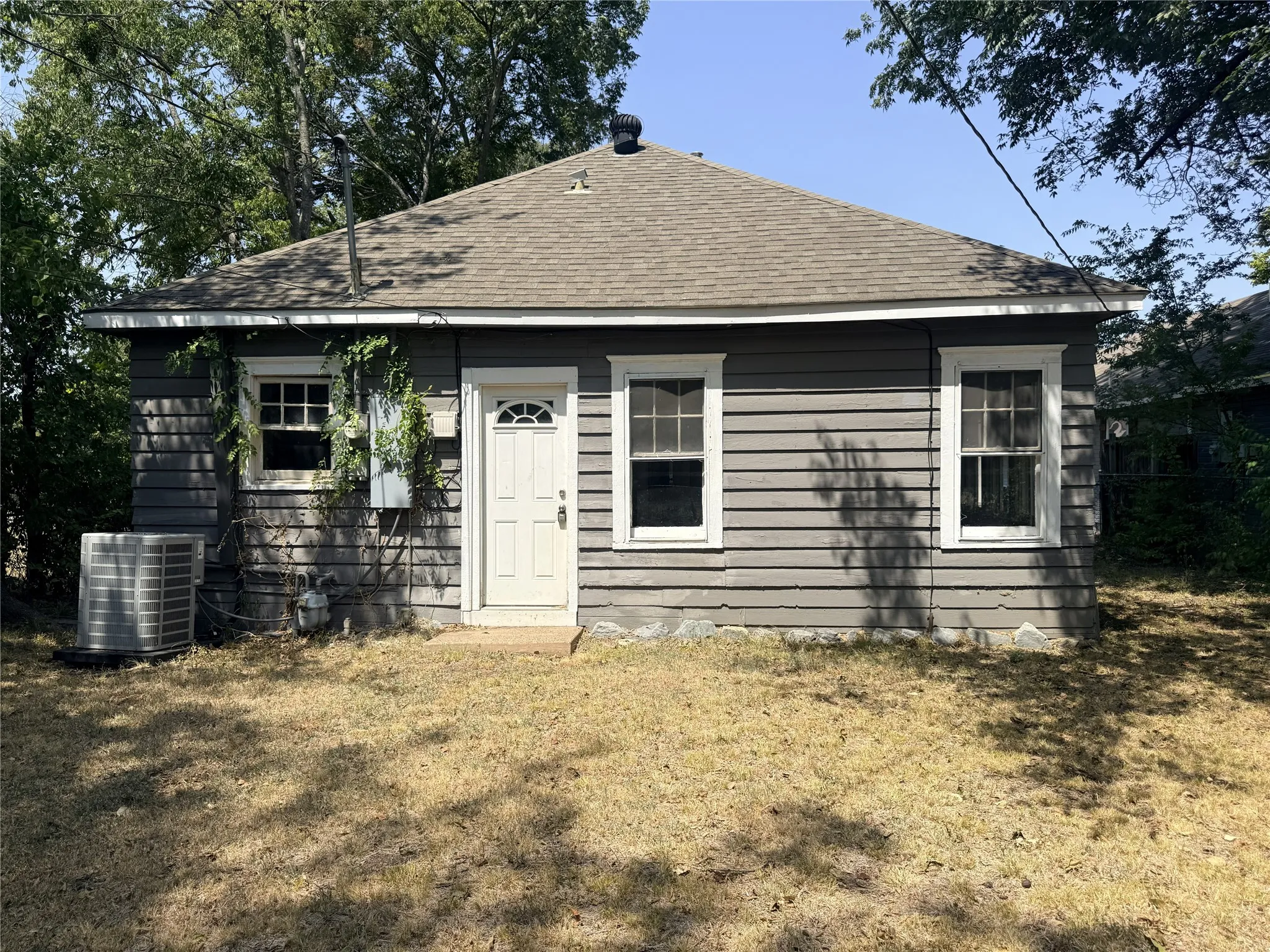 Single Family Residence For Sale in Grayson County , 1222 W Morton Street, Denison, Texas 75020, 3 Bedroom, 2 Bathroom, Garage spaces, 1,438 Sqft, built in 1929, mls#21369433, Real Estate Agent in Denison, Homes For Sale in Grayson county, Homes For Sale in Denison, Realtor in Denison Texas, Real Estate Brokerage Independent Realty Texas, Luminita Cordes Realtor