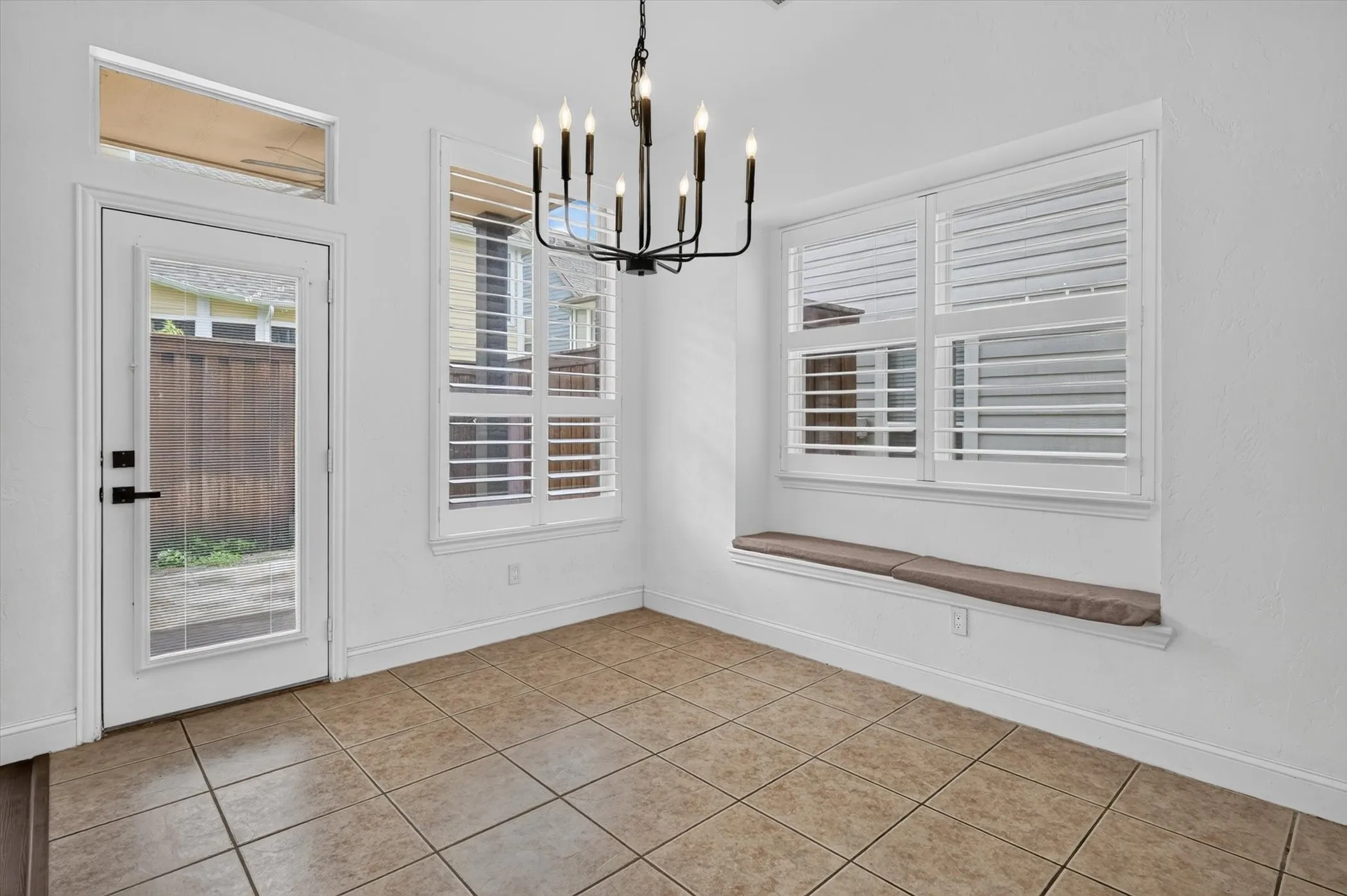 Single Family Residence For Rent in Tarrant County , 2208 Grizzly Run Lane, Euless, Texas 76039, 4 Bedroom, 3 Bathroom, 2 Garage spaces, 3,319 Sqft, built in 2004, mls#21346053, Real Estate Agent in Euless, Homes For Rent in Tarrant county, Homes For Rent in Euless, Realtor in Euless Texas, Real Estate Brokerage Independent Realty Texas, Luminita Cordes Realtor