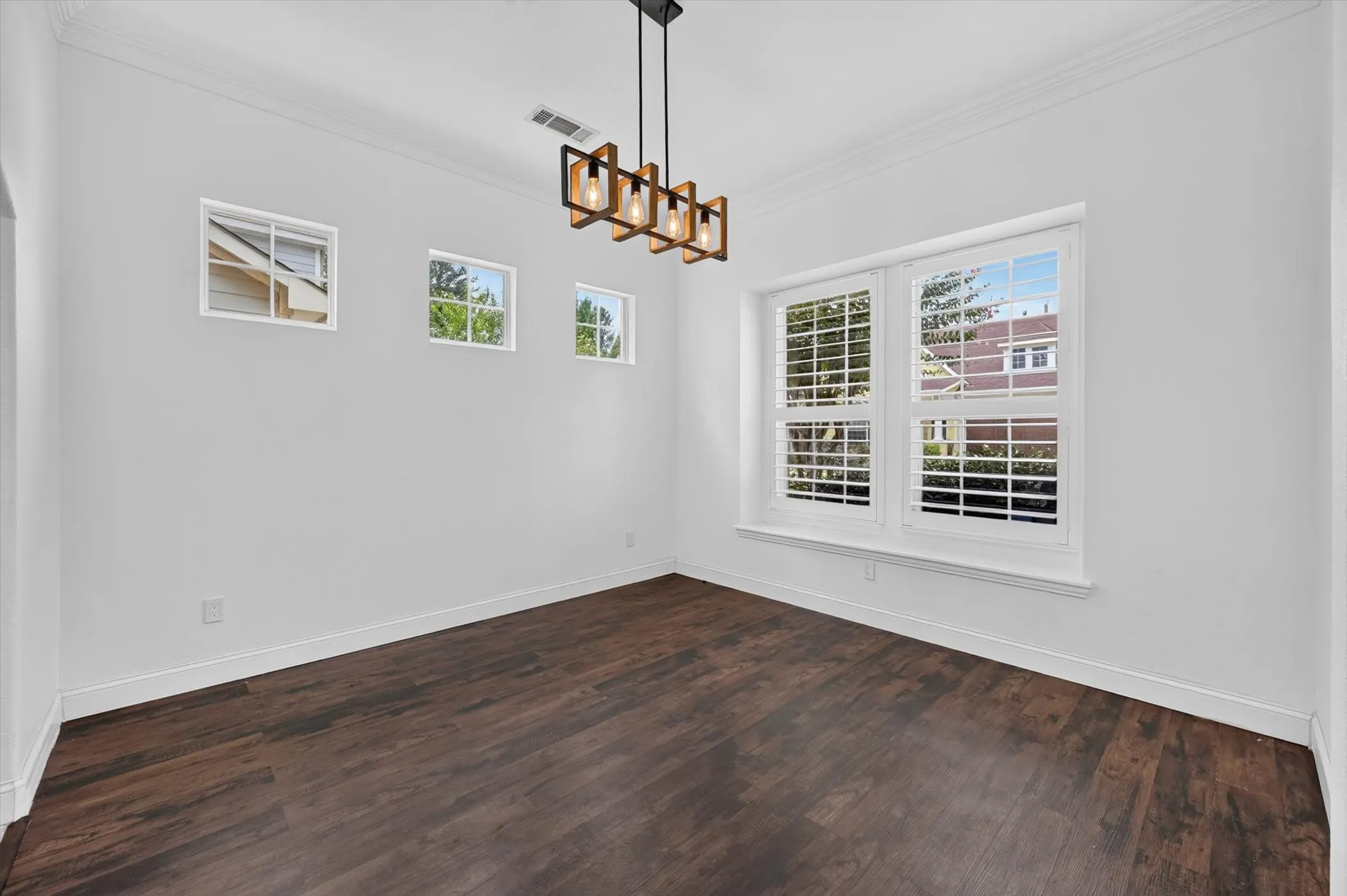 Single Family Residence For Rent in Tarrant County , 2208 Grizzly Run Lane, Euless, Texas 76039, 4 Bedroom, 3 Bathroom, 2 Garage spaces, 3,319 Sqft, built in 2004, mls#21346053, Real Estate Agent in Euless, Homes For Rent in Tarrant county, Homes For Rent in Euless, Realtor in Euless Texas, Real Estate Brokerage Independent Realty Texas, Luminita Cordes Realtor