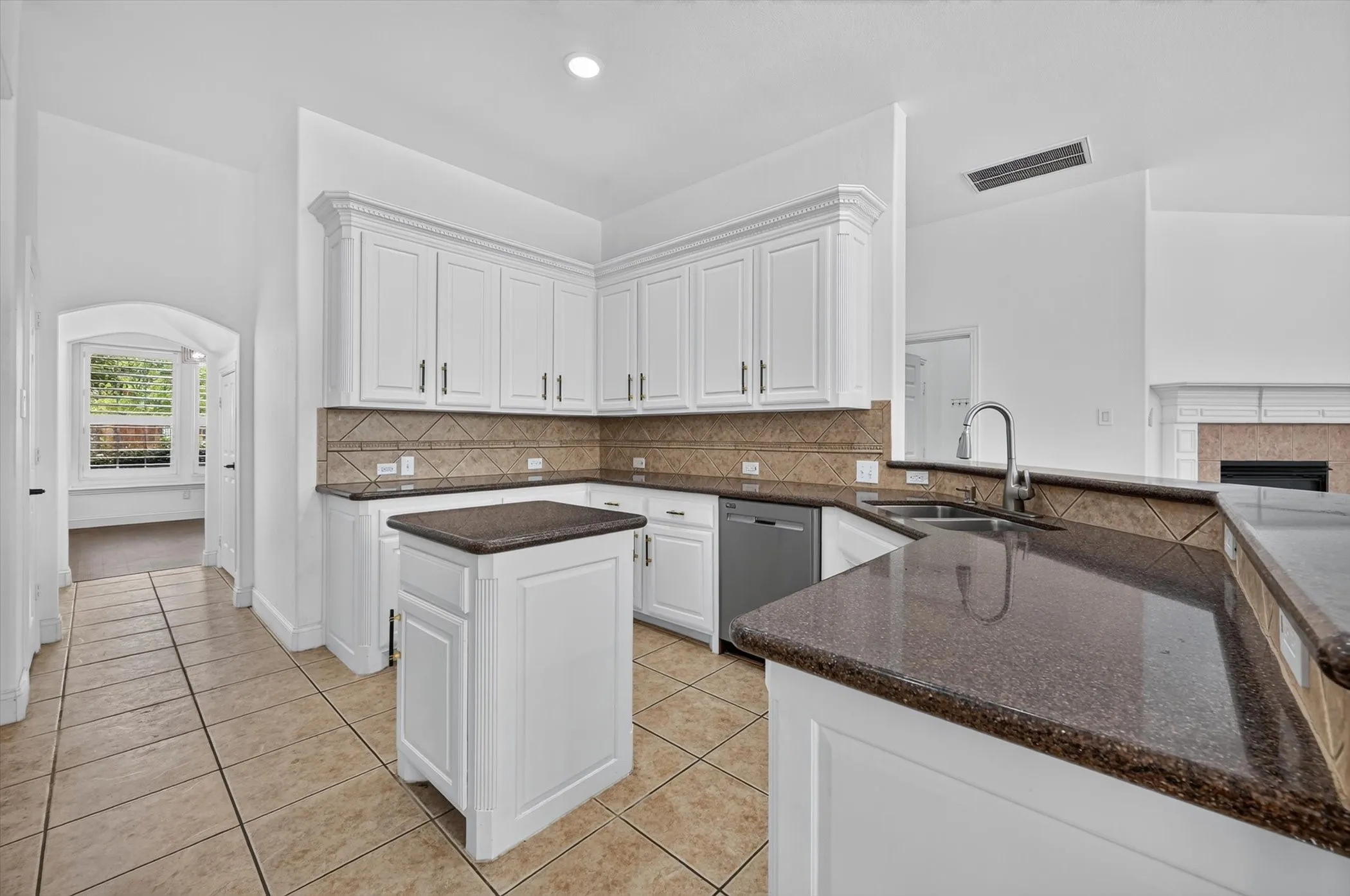Single Family Residence For Rent in Tarrant County , 2208 Grizzly Run Lane, Euless, Texas 76039, 4 Bedroom, 3 Bathroom, 2 Garage spaces, 3,319 Sqft, built in 2004, mls#21346053, Real Estate Agent in Euless, Homes For Rent in Tarrant county, Homes For Rent in Euless, Realtor in Euless Texas, Real Estate Brokerage Independent Realty Texas, Luminita Cordes Realtor