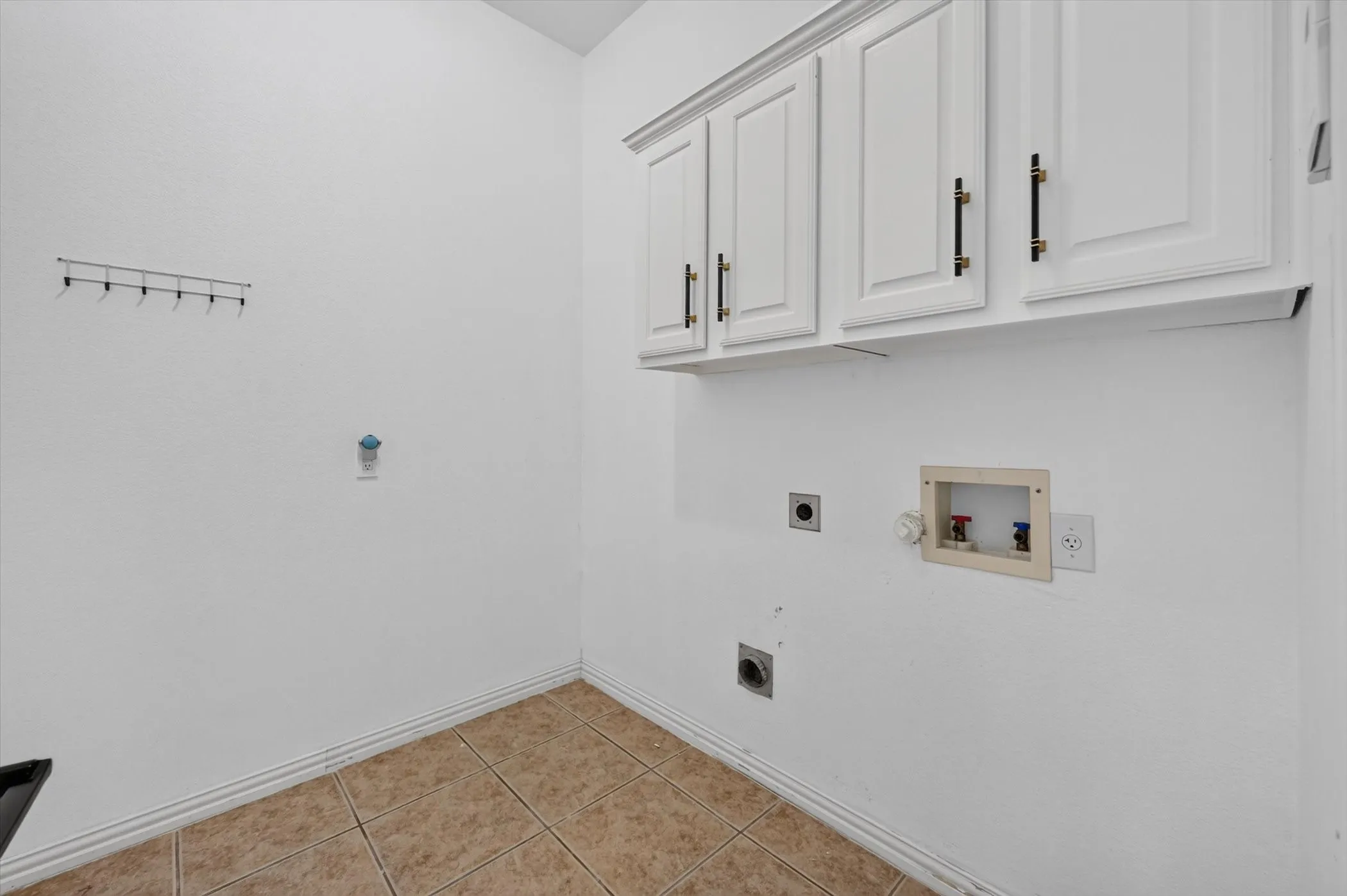 Single Family Residence For Rent in Tarrant County , 2208 Grizzly Run Lane, Euless, Texas 76039, 4 Bedroom, 3 Bathroom, 2 Garage spaces, 3,319 Sqft, built in 2004, mls#21346053, Real Estate Agent in Euless, Homes For Rent in Tarrant county, Homes For Rent in Euless, Realtor in Euless Texas, Real Estate Brokerage Independent Realty Texas, Luminita Cordes Realtor