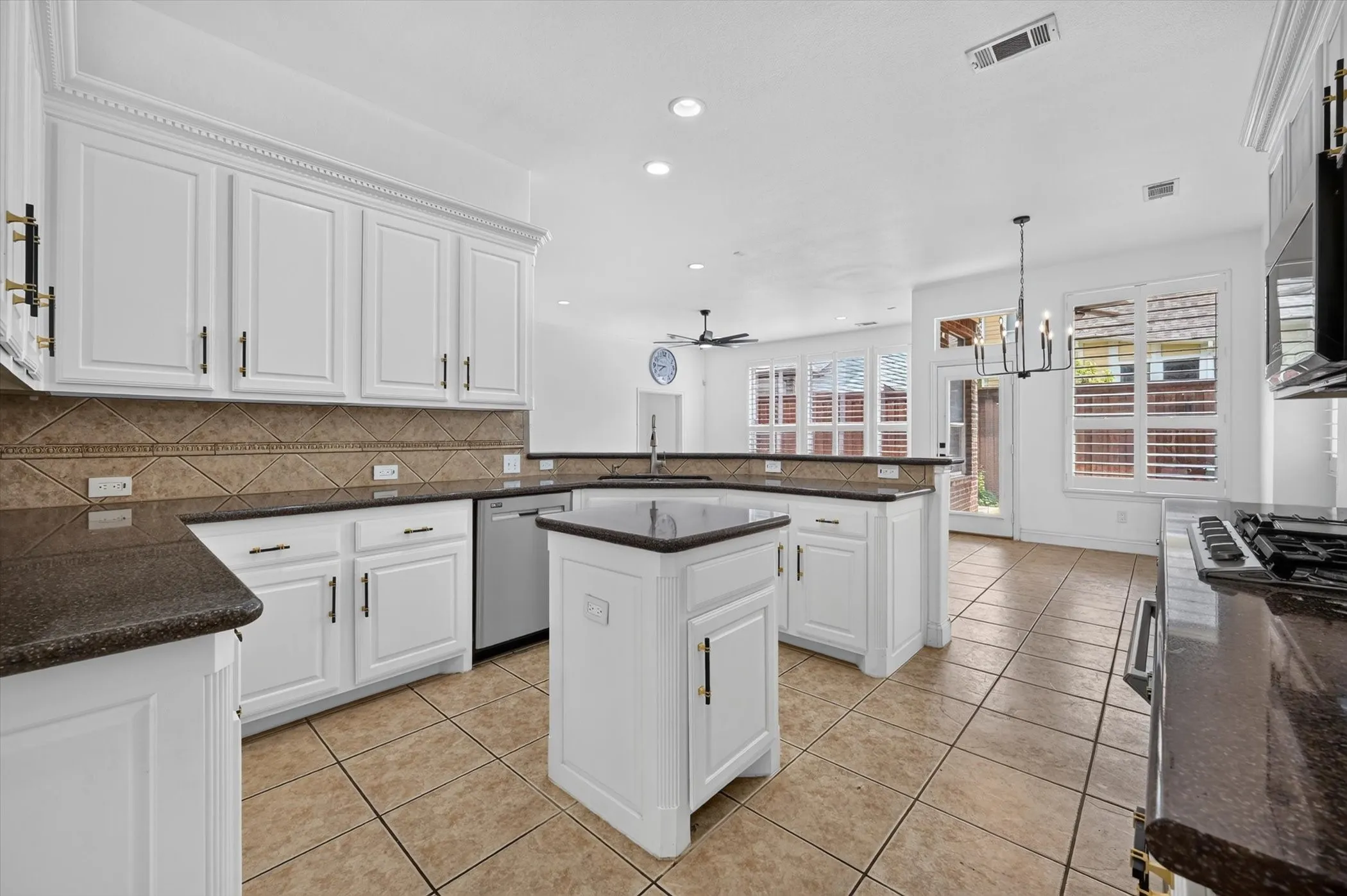 Single Family Residence For Rent in Tarrant County , 2208 Grizzly Run Lane, Euless, Texas 76039, 4 Bedroom, 3 Bathroom, 2 Garage spaces, 3,319 Sqft, built in 2004, mls#21346053, Real Estate Agent in Euless, Homes For Rent in Tarrant county, Homes For Rent in Euless, Realtor in Euless Texas, Real Estate Brokerage Independent Realty Texas, Luminita Cordes Realtor