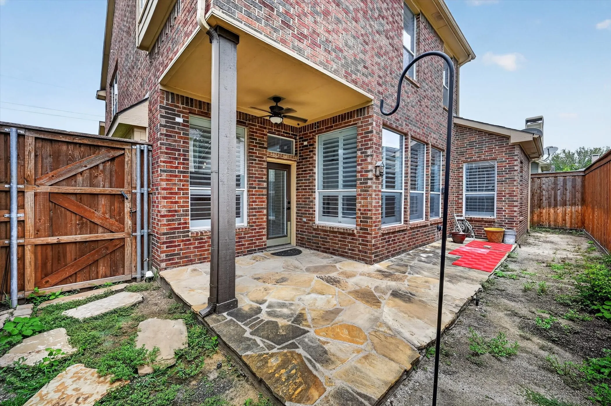 Single Family Residence For Rent in Tarrant County , 2208 Grizzly Run Lane, Euless, Texas 76039, 4 Bedroom, 3 Bathroom, 2 Garage spaces, 3,319 Sqft, built in 2004, mls#21346053, Real Estate Agent in Euless, Homes For Rent in Tarrant county, Homes For Rent in Euless, Realtor in Euless Texas, Real Estate Brokerage Independent Realty Texas, Luminita Cordes Realtor
